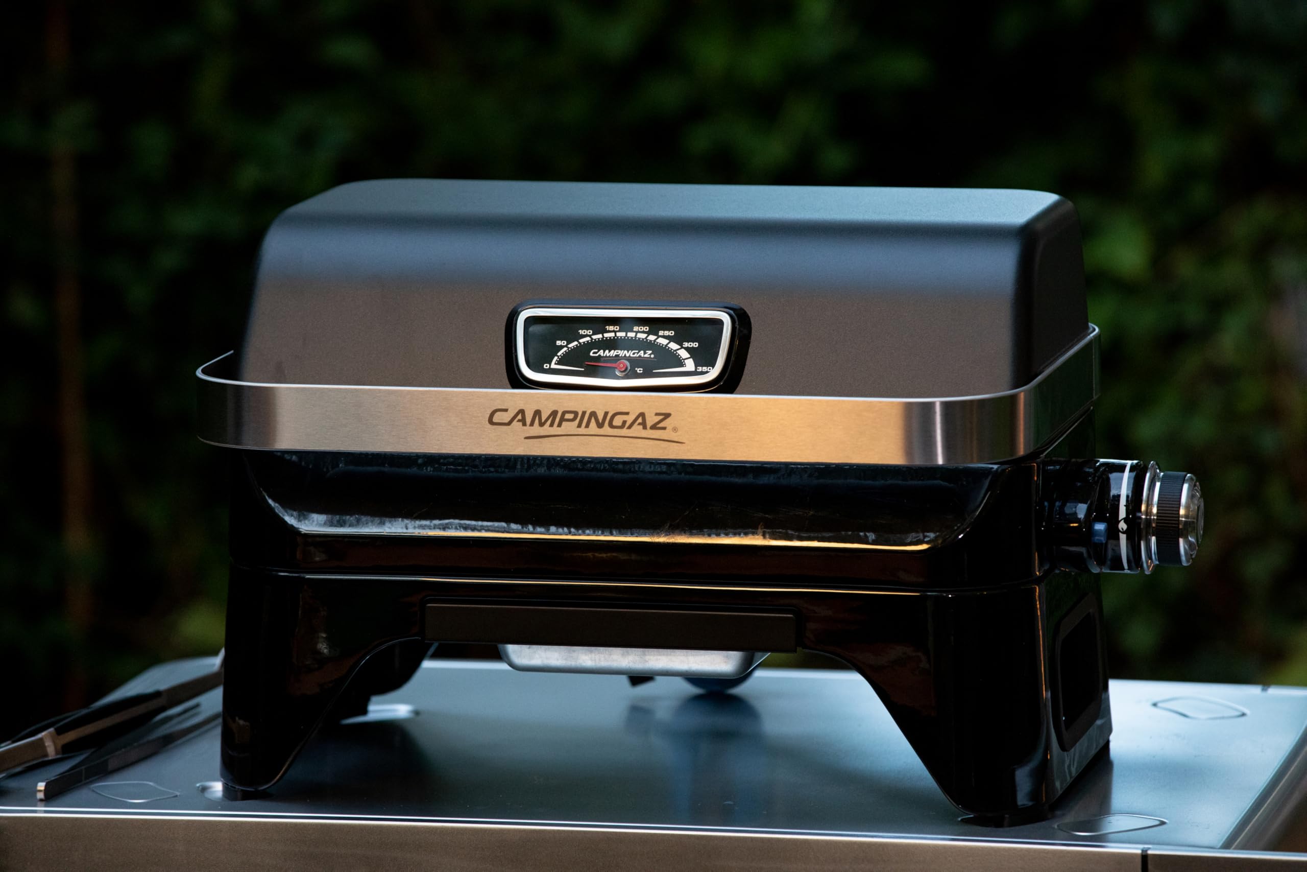 CAMPINGAZ Attitude2go Barbecue à gaz avec couvercle portable pour balcon, barbecue de camping avec thermomètre et grill en fonte, fonctionne avec des bouteilles de gaz standard