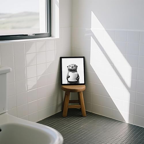 Miniatura 3 de Lienzo enmarcado en blanco y negro para el baño, divertida decoración de baño de animales, linda nutria sosteniendo un rollo de papel higiénico,