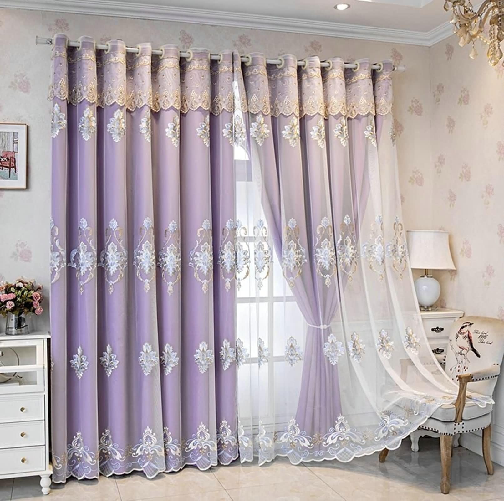 Rideaux occultants broderie violette pour sublimer l'ambiance du salon