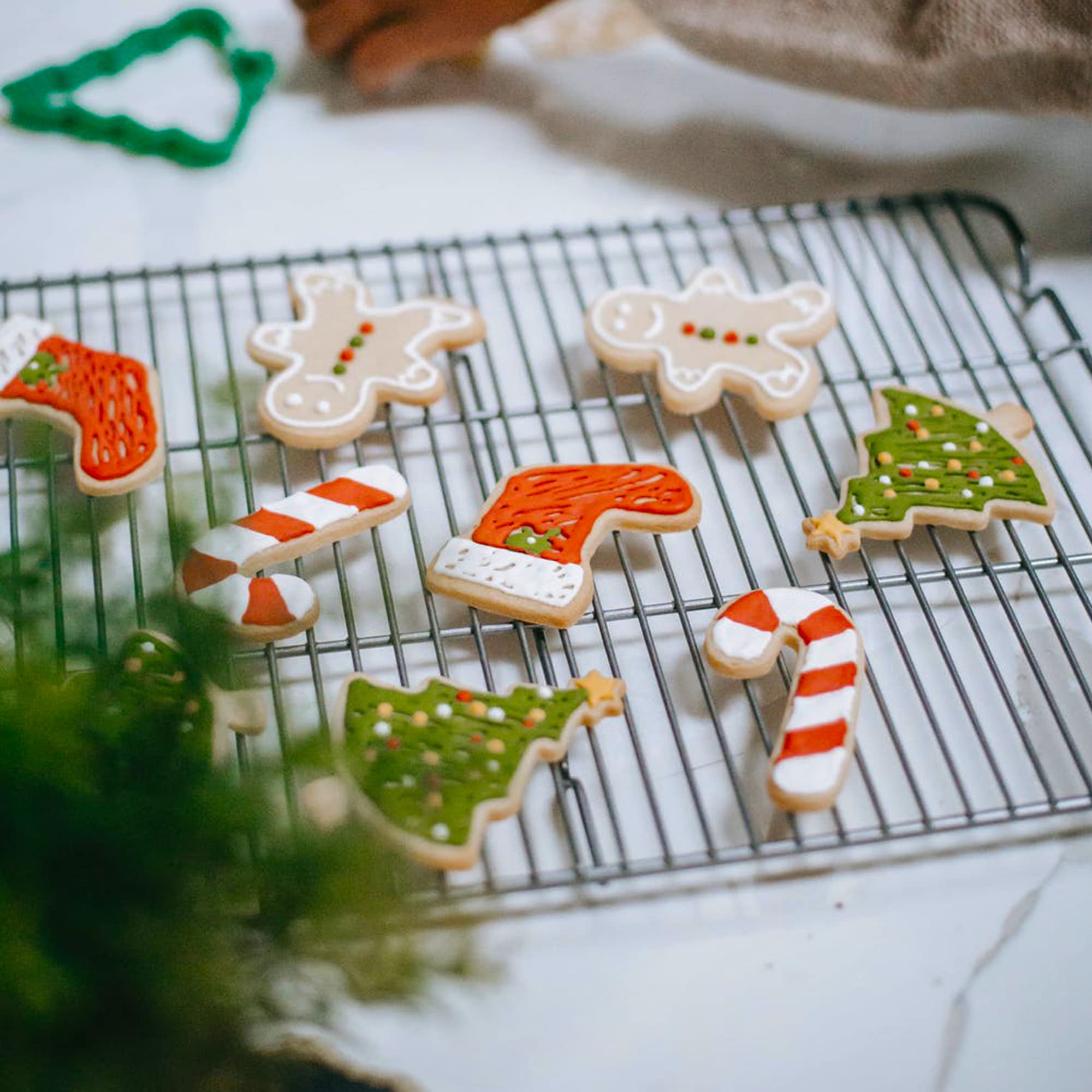 Cortadores de galletas de Navidad, 10 cortadores de galletas de metal grandes, con forma de hombre de jengibre, copo de nieve, muñeco de nieve, árbol de Navidad, campana, reno y más para vacaciones,
