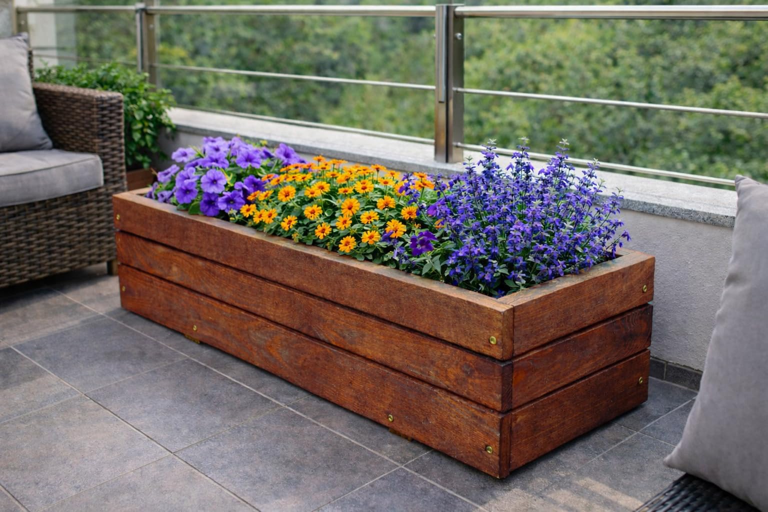 FKL DESIGN Home Deco Schmaler Blumenkasten Holz 60 cm – Pflanzkasten Balkon & Fensterbank, Pflanzkübel Wetterfest, Kräuterbeet Lang (D6 Nuss) Garten