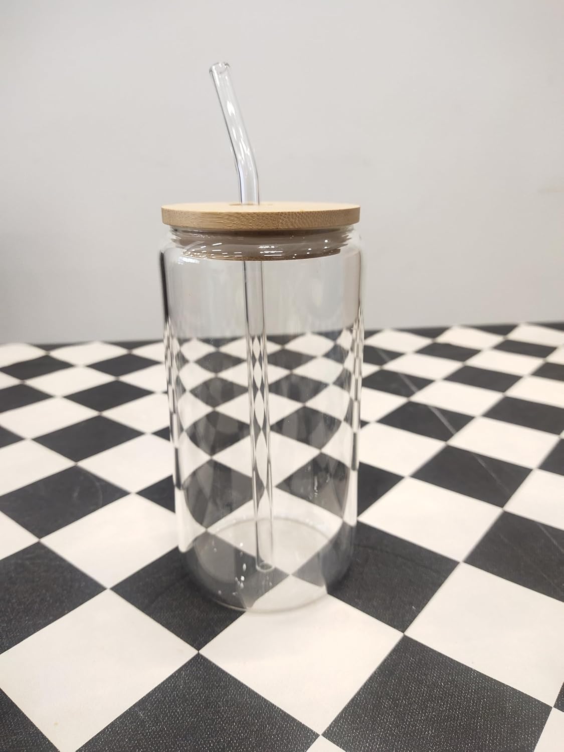 4 glass cups, 4 bamboo lids and 4 straws, as well as 2 straw cleaning brushes. 16 oz iced coffee, drinking set with lids, suitable for beer, cocktails, iced coffee, iced water, tea and lattes