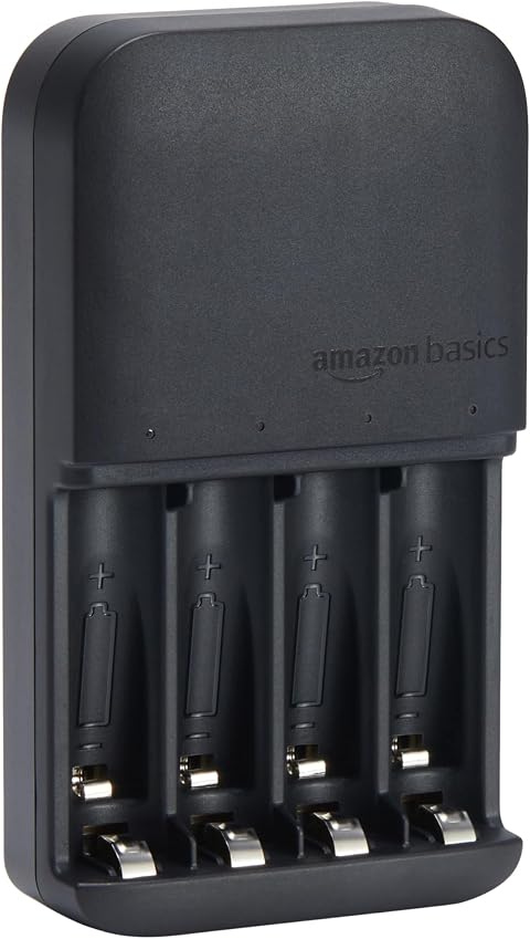 Amazon Basics Caricabatterie per batterie ricaricabili Ni-MH AA e AAA - spina EU, 4 alloggiamenti, Nero