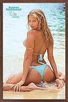 Vista 9 de Trends International Sports Illustrated: Swimsuit Edition - Póster de pared Vital Sidorkina 17, 22.375 x 34 pulgadas, versión enmarcada de madera