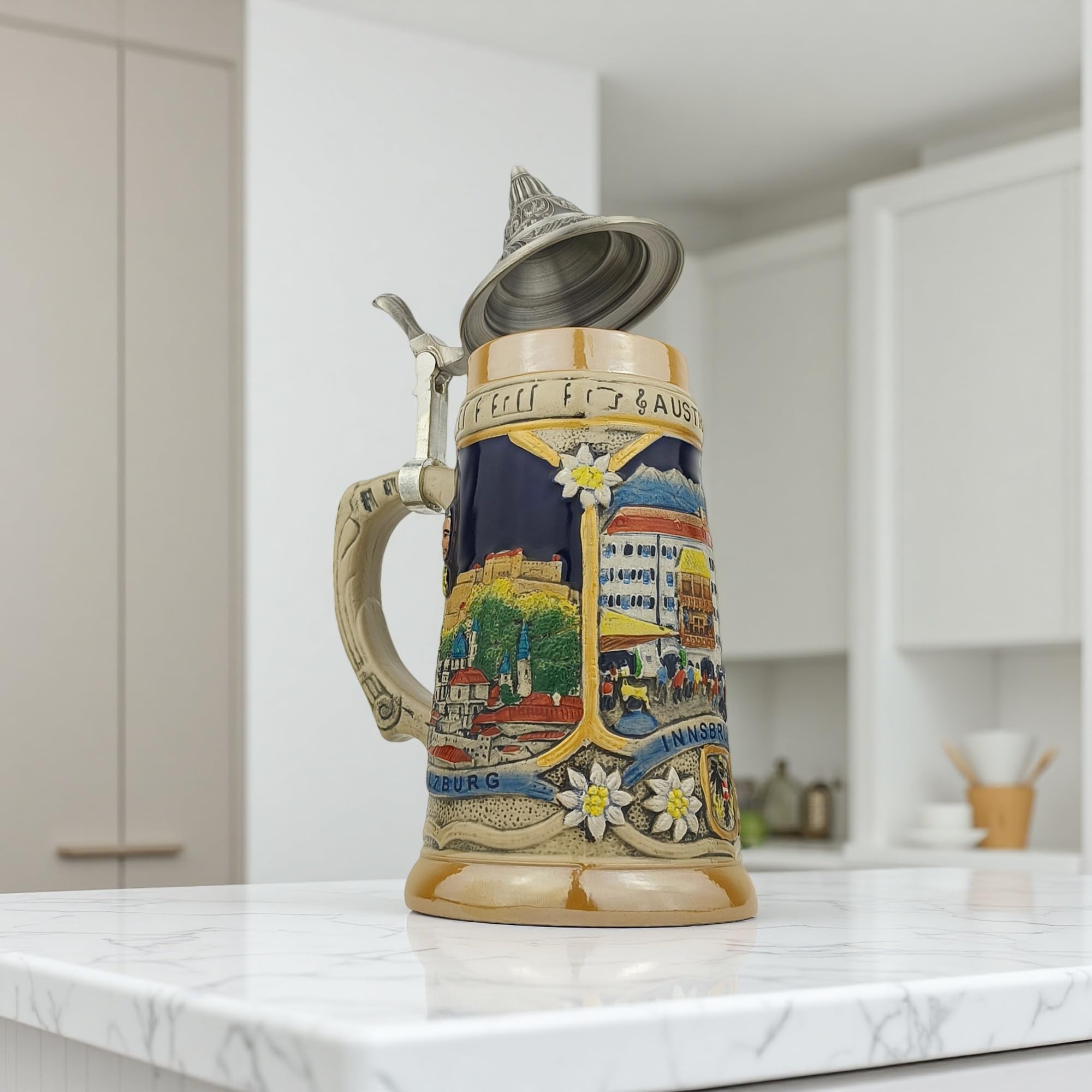 Bierkrug mit Deckel 0,7L mit Österreich-Stadtmotiven – Steinkrug mit Relief-Dekor Wien, Innsbruck & Salzburg – Souvenir & Geschenkidee