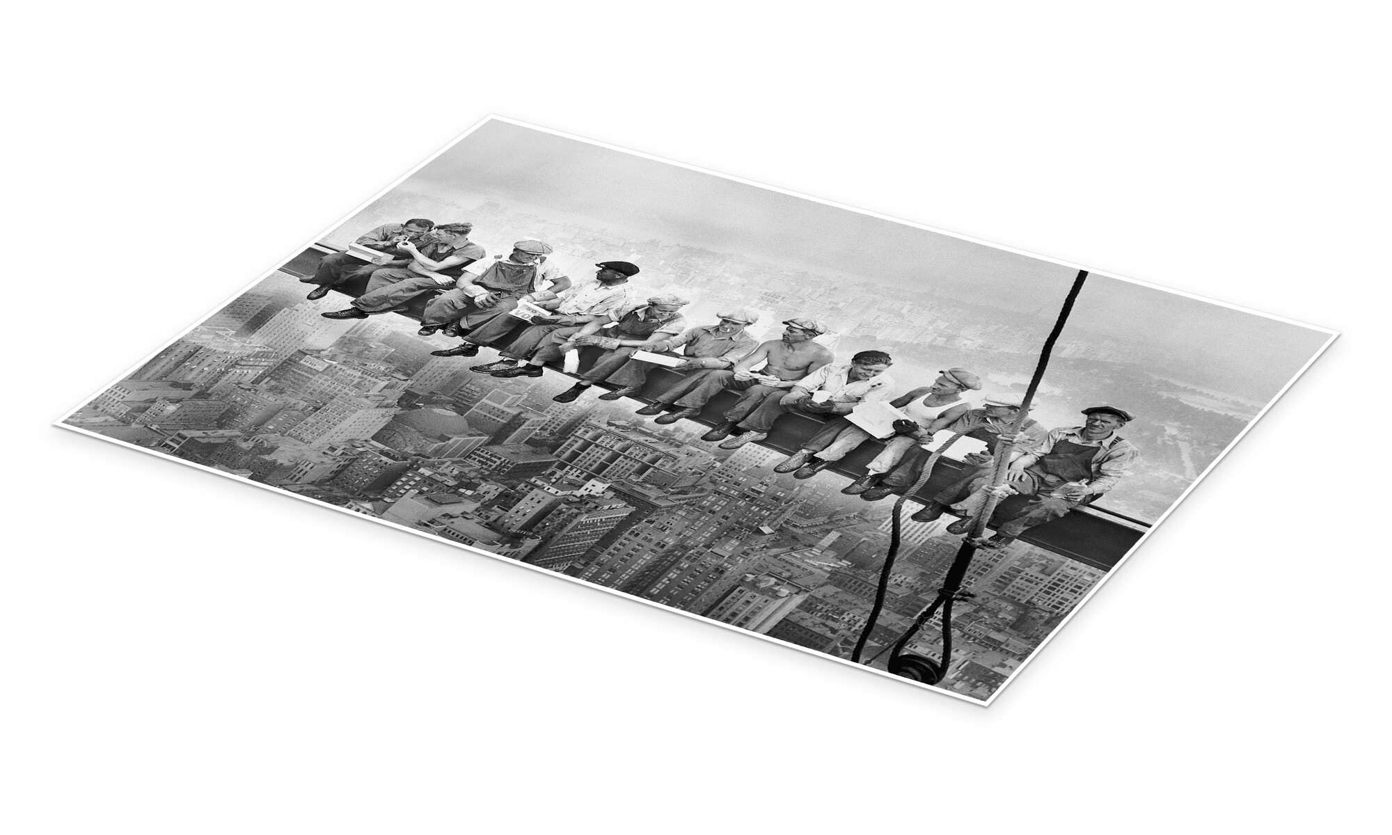 Posterlounge Obreros almorzando en un rascacielos Póster | 130 x 100 cm Blanco y negro Cuadros Decoración para la pared
