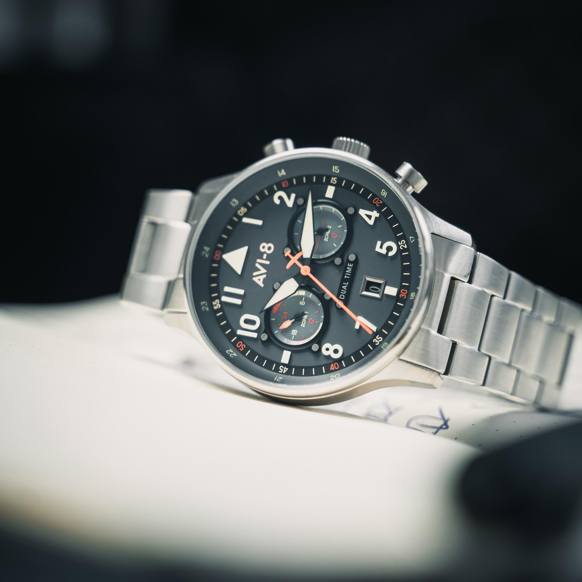 AVI-8 Herren 43.5mm Hawker Hurricane Carey Dual Time Japanese Quartz Fliegeruhr mit Leder- oder Edelstahlband AV-4088