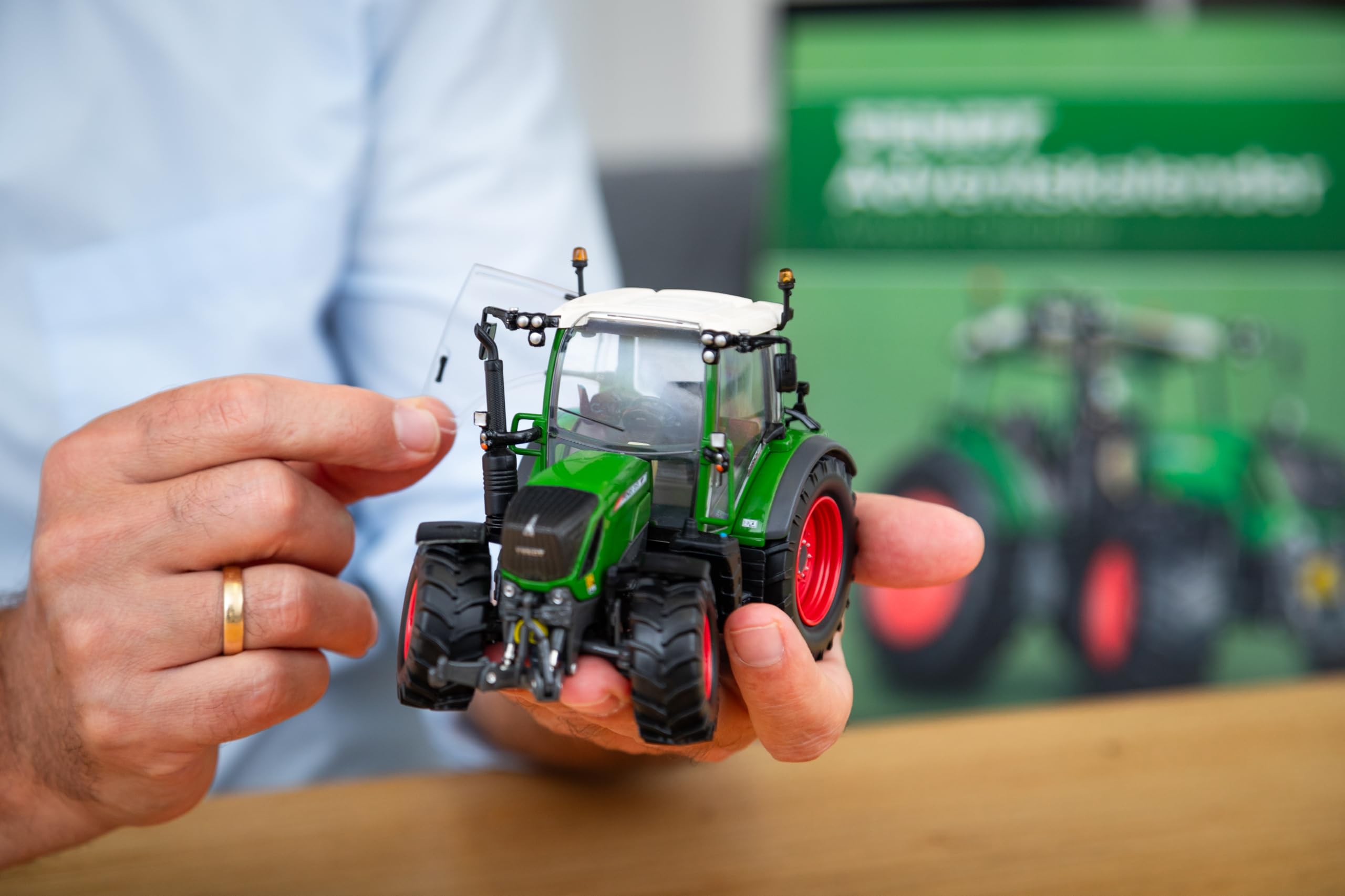 FRANZIS 67231 - Fendt Vario 313 Traktor Adventskalender, Modellbausatz 1:32