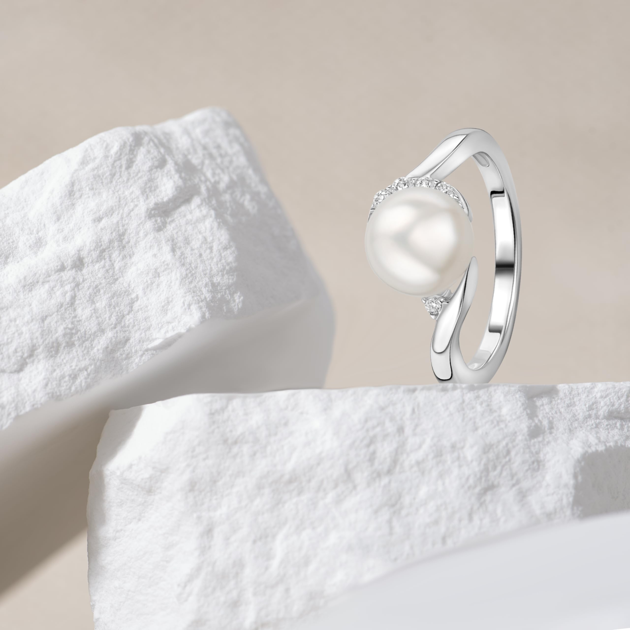 OROVI Damen Ring | 925 Sterling Silber | mit weißer Süßwasser-Zuchtperle von 8mm und 6 Zirkonias | hautfreundlicher Perlen Verlobungsring Silber | nachhaltiger, handgemachter Damen Schmuck