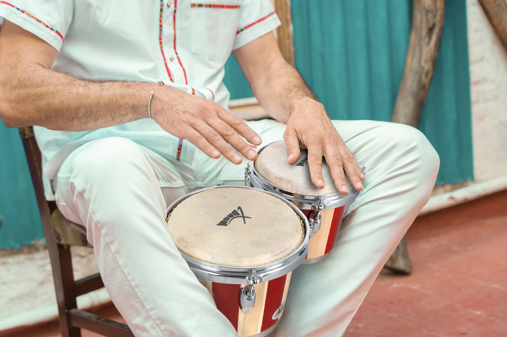 XDrum Bongós Retro: 2 tambores de 16,5 cm y 19 cm con parches naturales afinables, llave de afinación y bolsa. Tambores de madera natural con franjas rojas.