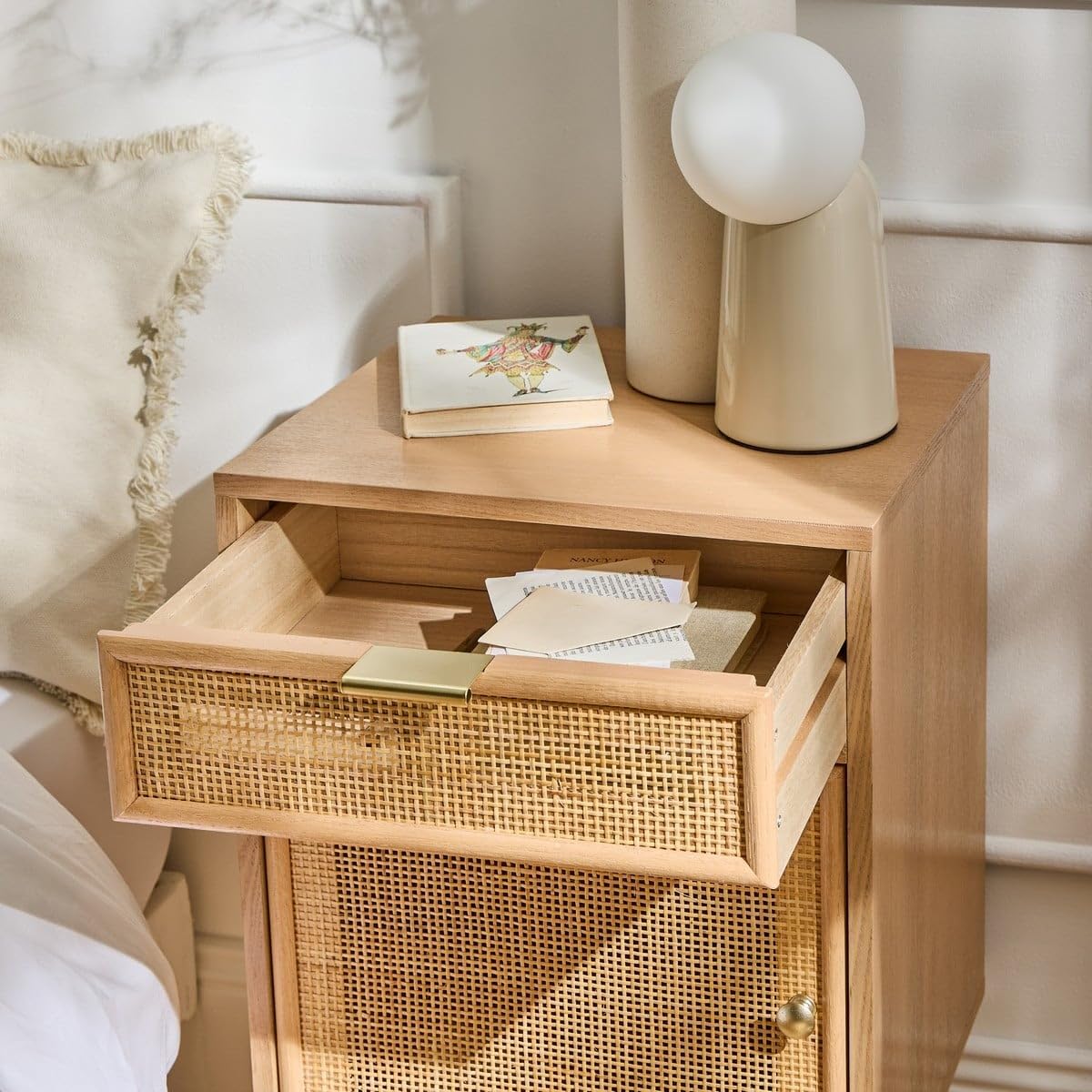 Calicosy - Table De Chevet 1 Tiroir 1 Porte - Placage Bois Frêne - Cannage en Rotin Naturel - MDF - 4 Pieds en Sapin - pour Chambre, Salon, Bureau - Style Exotique - L 47 x P 40 x H 55 cm