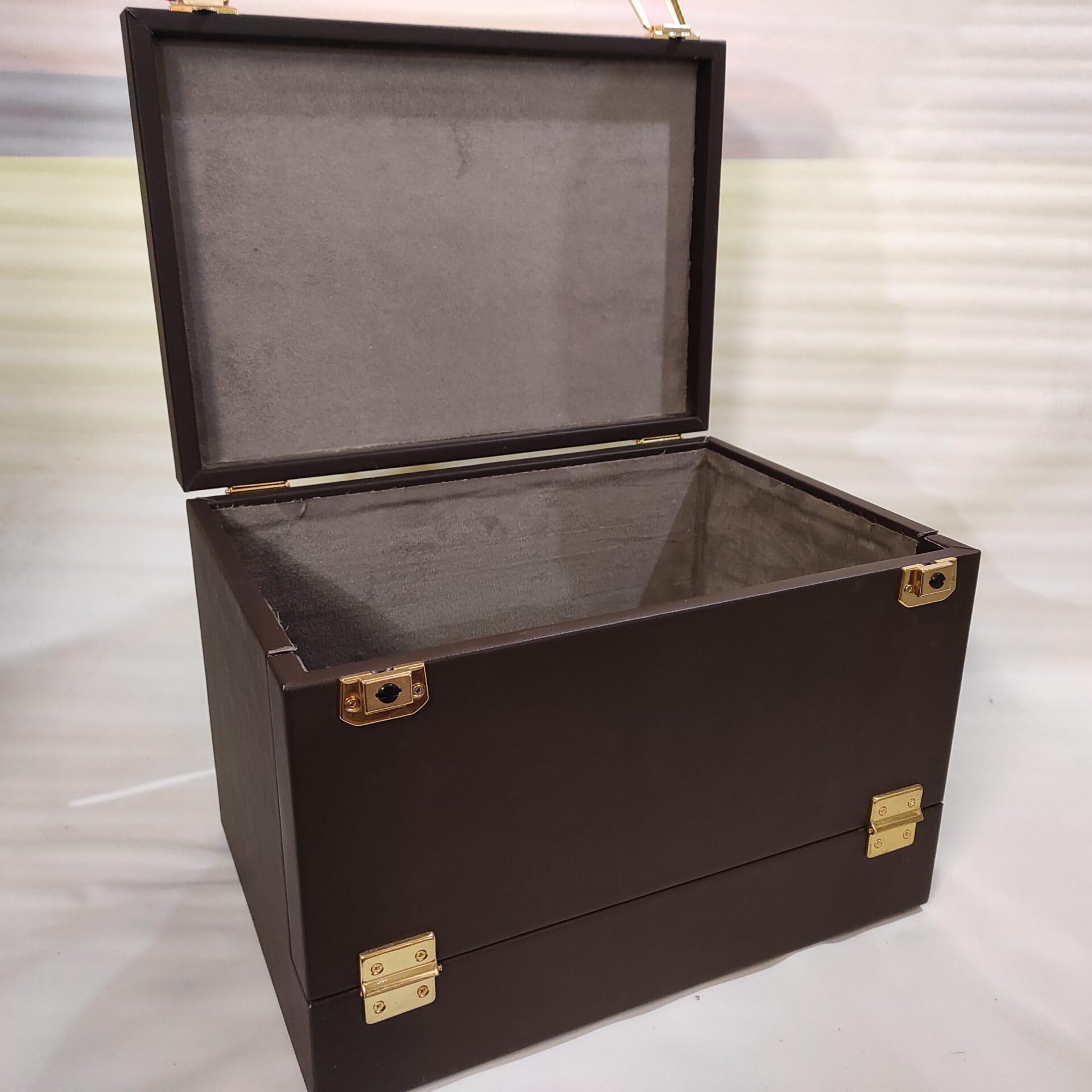 Caja para Monedas colección Hecha a Mano, similpiel marrón con Interior Alcantara Gris, Capacidad 14 bandejas, Doble Cierre con Llave, Artesanal Made in Italy