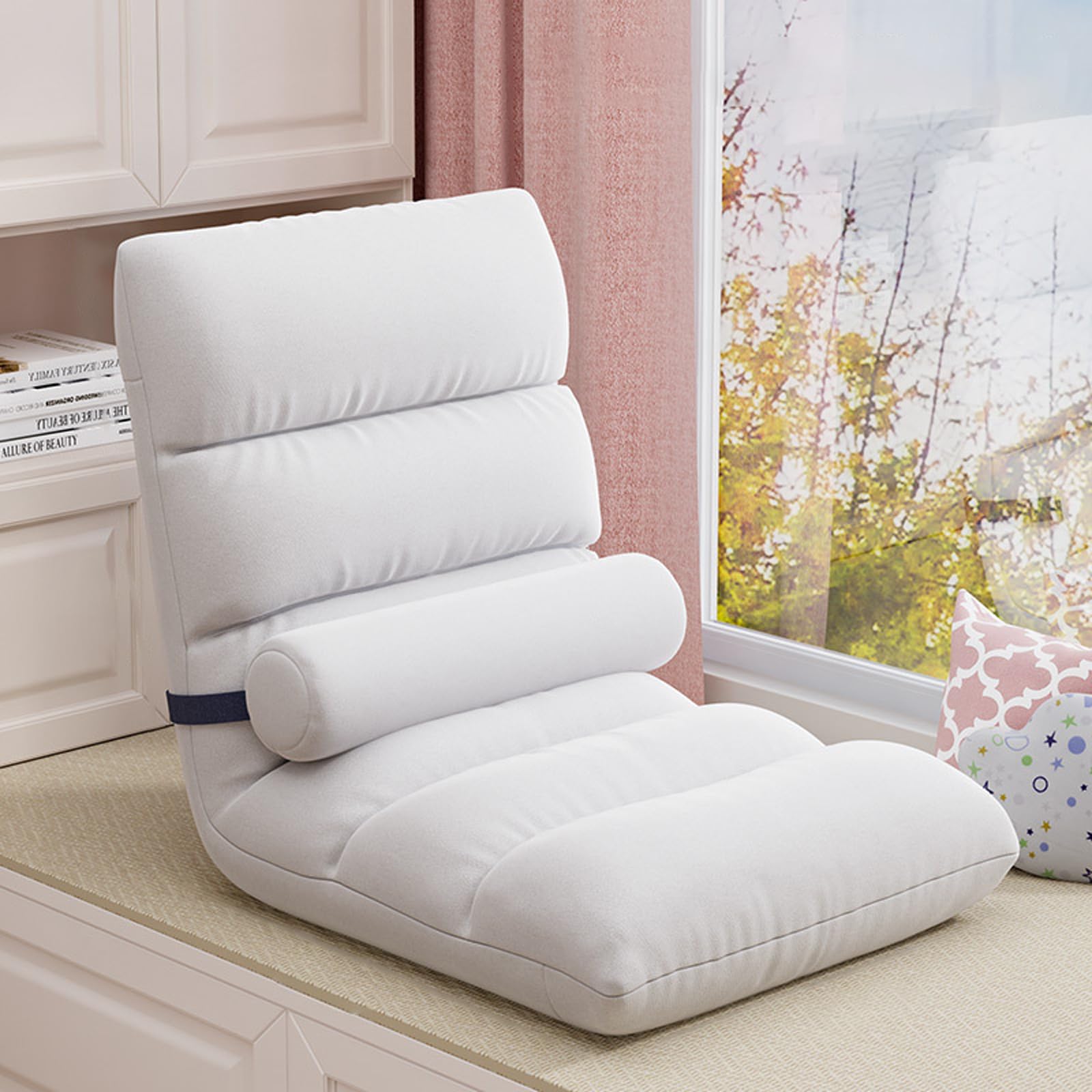 Chaise de méditation au balcon et salon intérieur cosy
