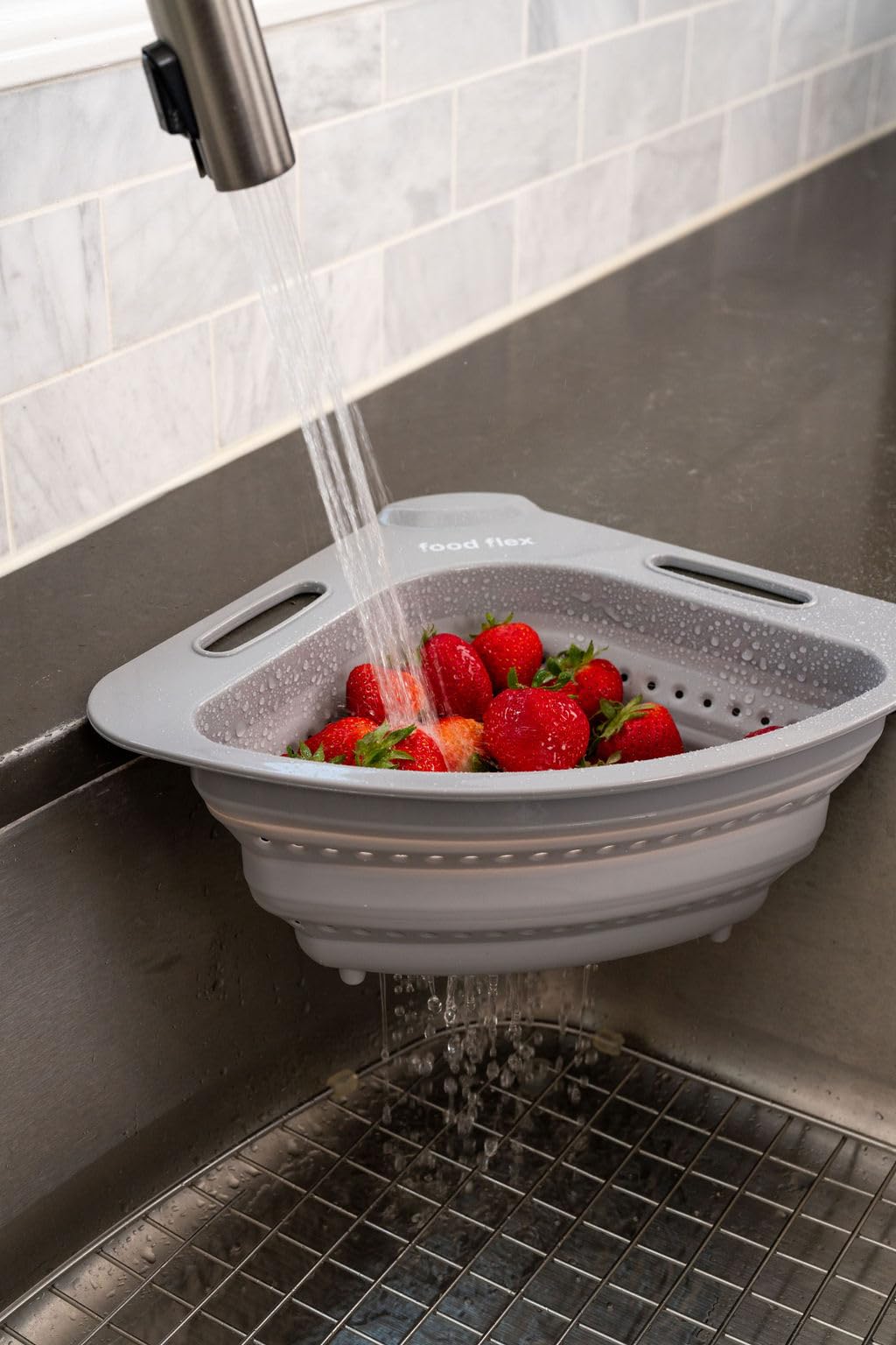 Cesta coladora plegable para fregadero, colador de esquina que ahorra espacio para frutas, verduras y pasta, diseño plegable para almacenamiento de cocina, 3.5 cuartos de galón (gris) 5