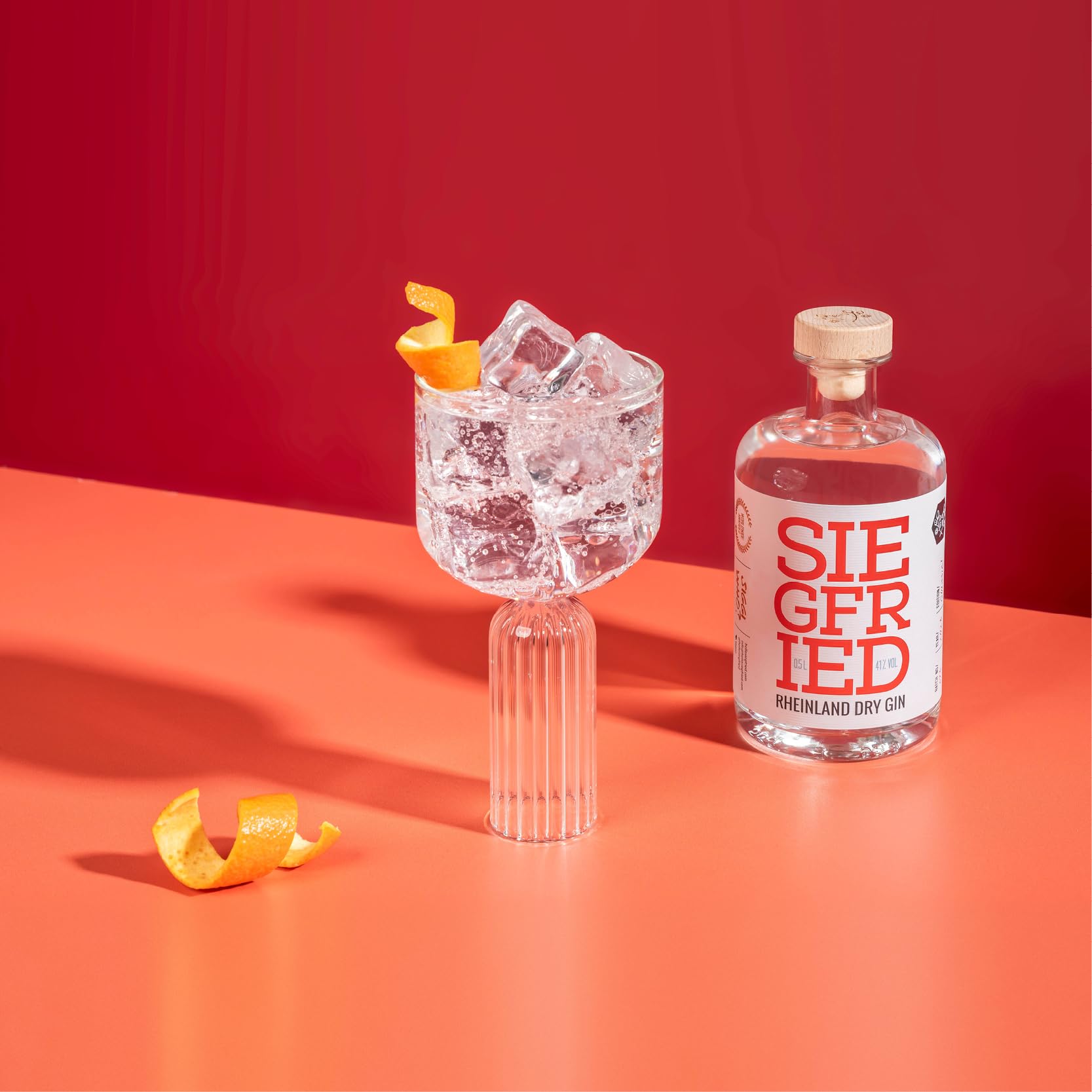 Siegfried Rheinland Dry Gin | Weltweit prämierter Ultra Premium Gin | Micro-batch mit 18 Botanicals | Harmonisch mild mit Lindenblüte | 41% Vol. | 500ml