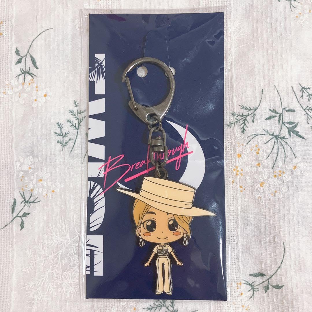 Amazon.co.jp: TWICE チェヨン キーホルダー breakthrough : 文房具 