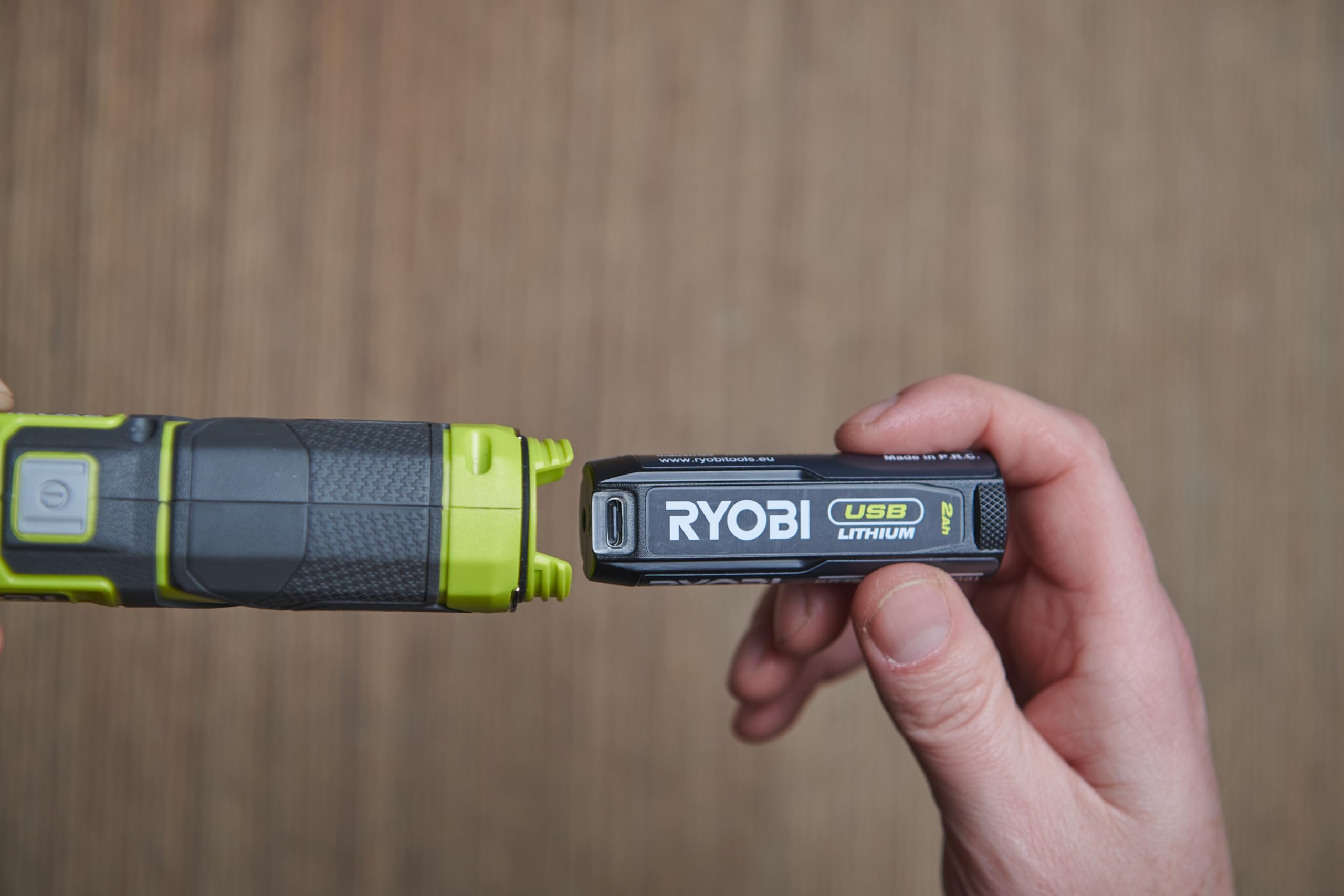 RYOBI 4 V USB-LITHIUM Akku-Stableuchte RLI4-120G, klappbar, 650 Lumen, inkl. 1 x 4 V 2,0 Ah Lithium Akku und Ladegerät