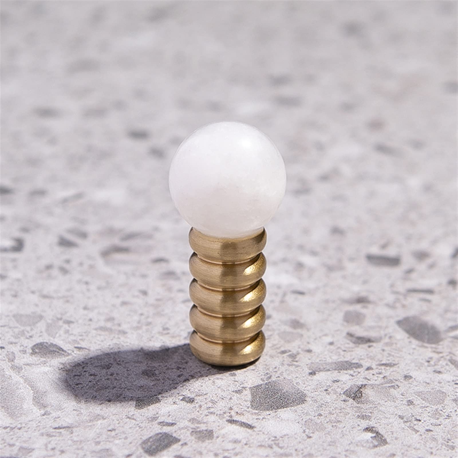 Bouton en cristal rose et laiton pour poignée de meuble de cuisine