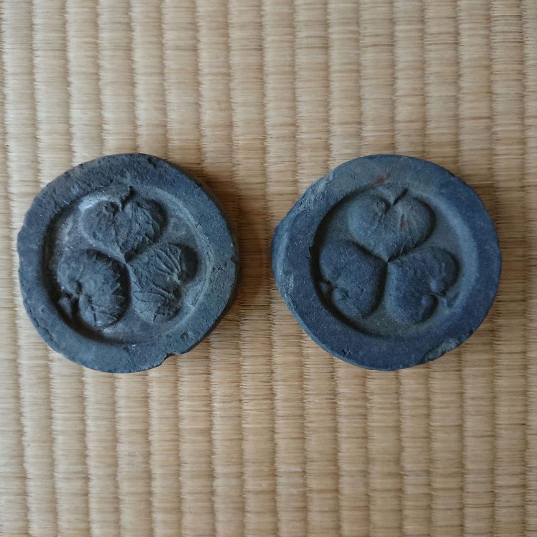 Amazon.co.jp: 日光市内から 葵紋の屋根瓦 2点 松平家 徳川家