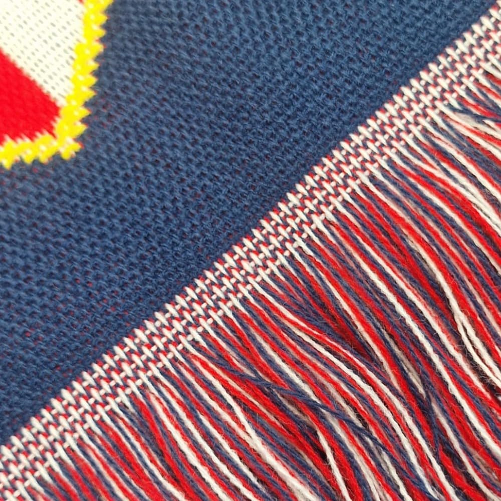 Bufanda Atlético de Madrid oficial, con escudo bordado y diseño clásico rojiblanco, ideal para animar en el estadio o lucir en invierno. — view 6