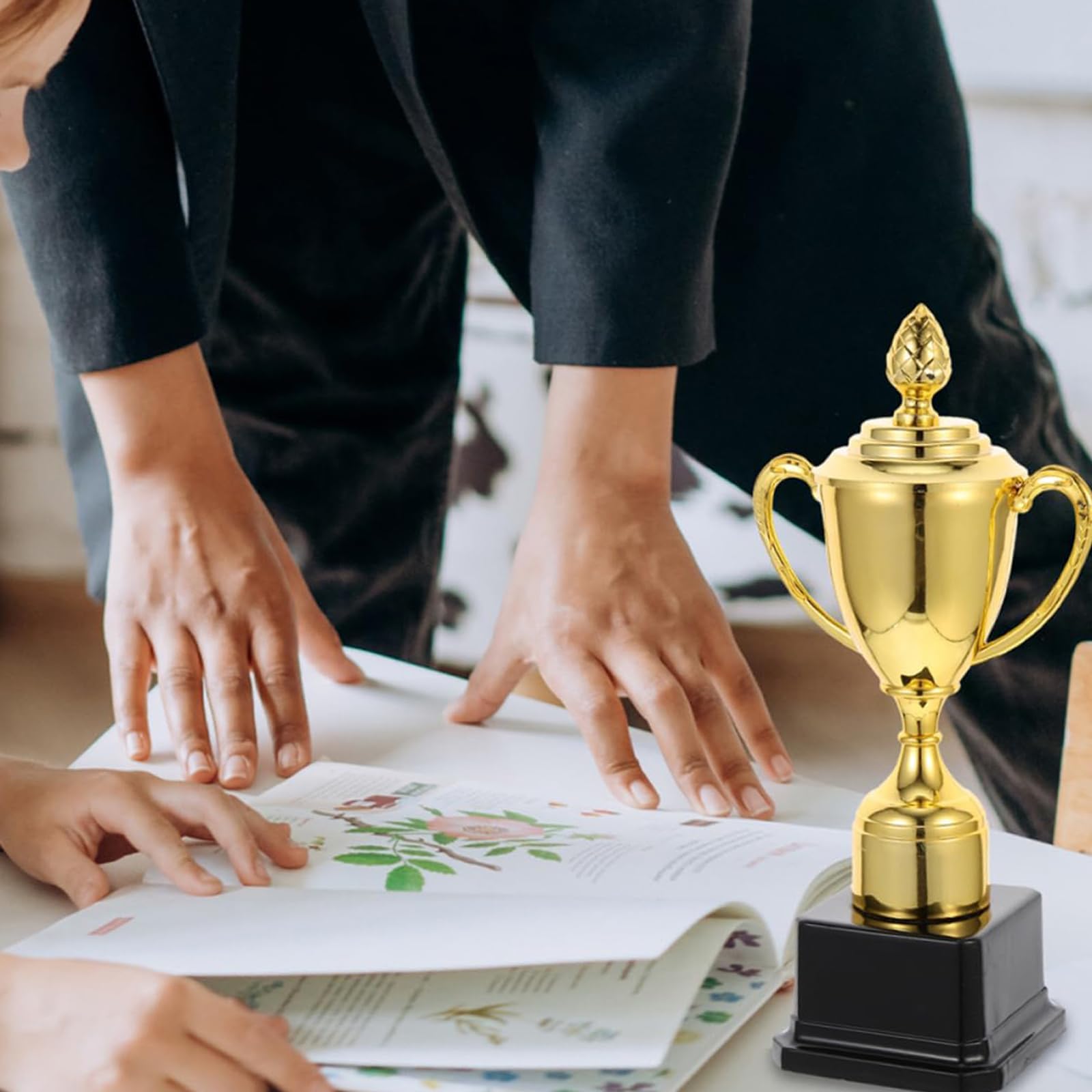 esmen 2 Stück Metall-Trophäen, goldene Mini-Trophäen, Fußball-Trophäen, Gewinner-Trophäen-Pokal für Verschiedene Wettbewerbe, Auszeichnungen, Partys usw