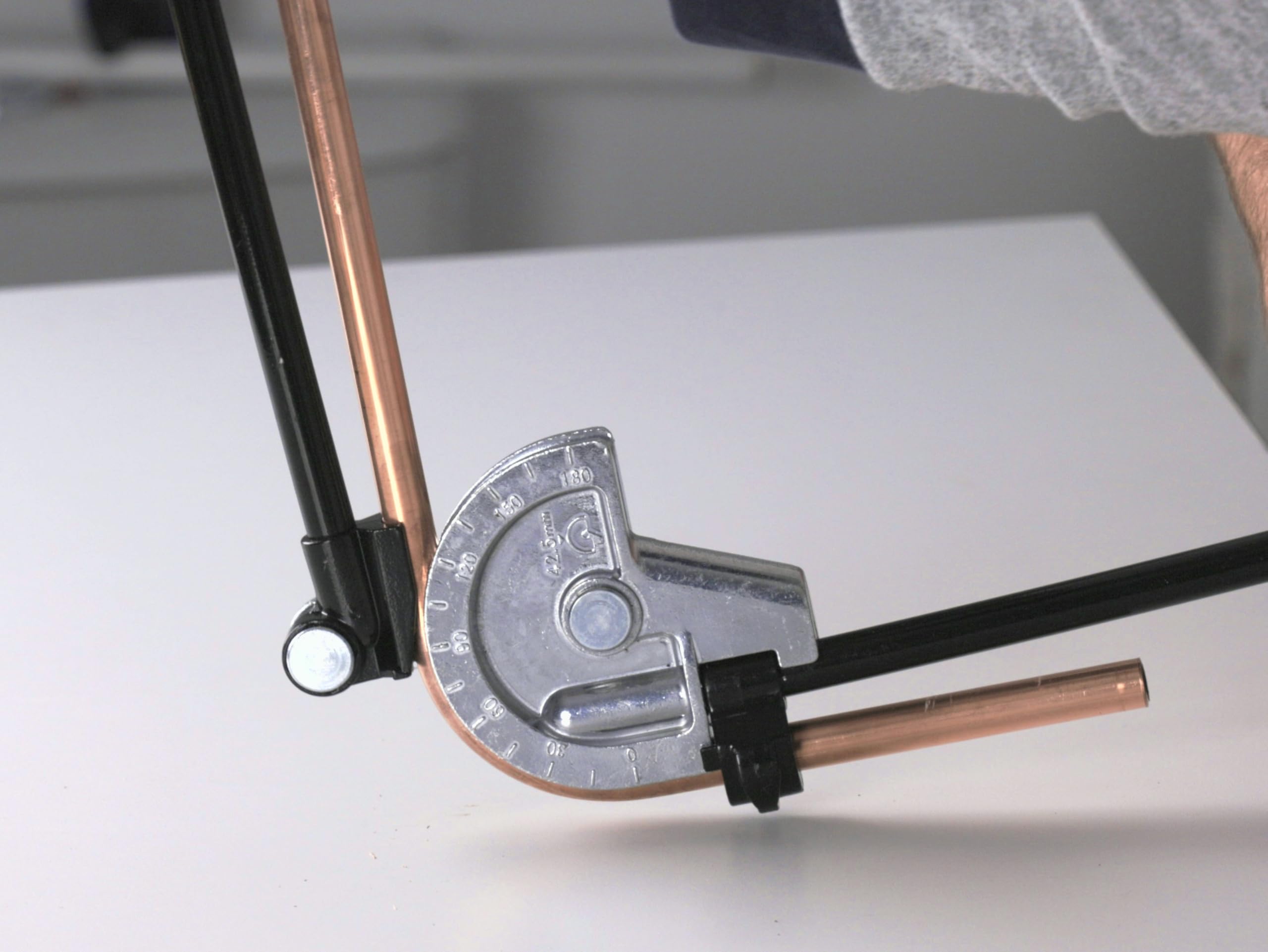Cintreuse manuelle angle maxi 180 ° pour tube cuivre diamètre 10 mm NOYON & THIEBAULT | Poignées anti-dérapantes | tête graduée de 0 à 180° | crochet de maintien du tube | acier carbone et aluminium