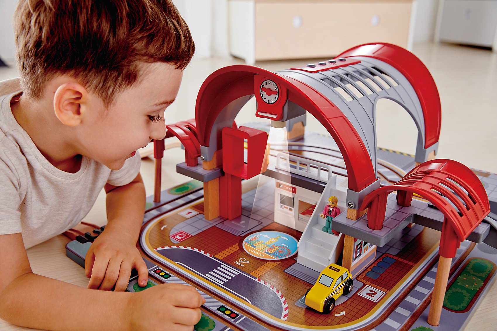 Jouet Hape Grande Gare Urbaine pour Circuit Train Bois - 45 Pièces - Compatible Circuits Traditionnels