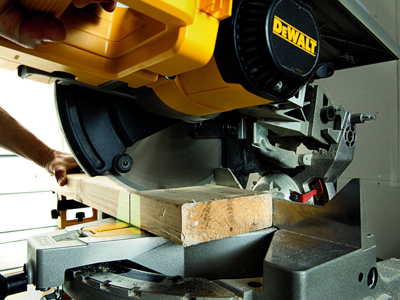 DeWalt D27113-QS Piła do cięcia ukośnego 15,9 cm 1600 W