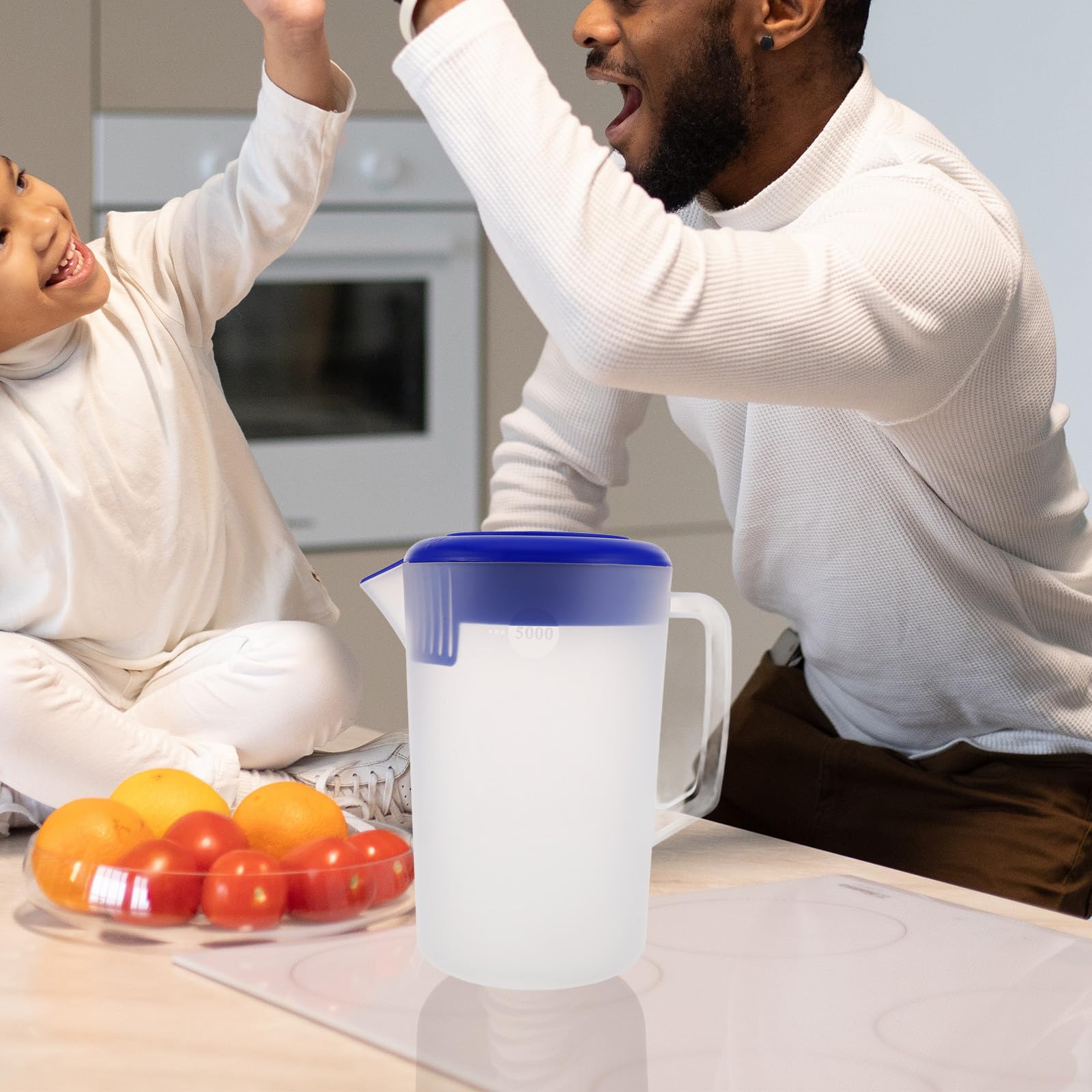 Brocca Graduata Smerigliata 5l con Coperchio e Manico Ergonomico, Brocca D’acqua di Grande Capacità per Tè Freddo e Bevande Refrigerate, Caraffa da Frigorifero per Ristoranti e