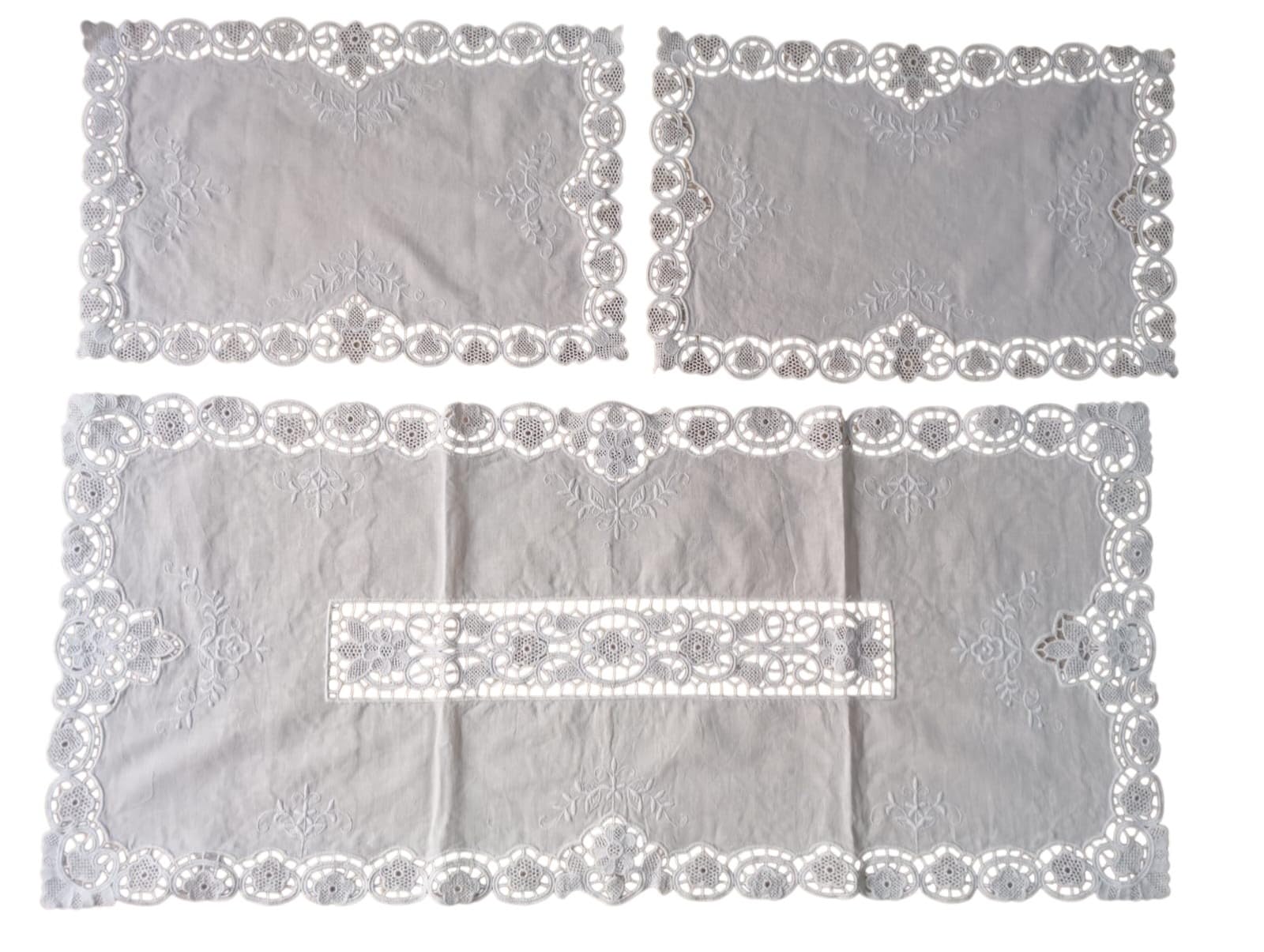 Corredocasa Set Completo Centri 3 Pezzi in Puro Lino Bianco con Ricamo Burano a Mano – Manifattura Italiana – Centro 85x40 cm + 2 Centrini 40x30 cm Adatto a Qualsiasi Ambiente