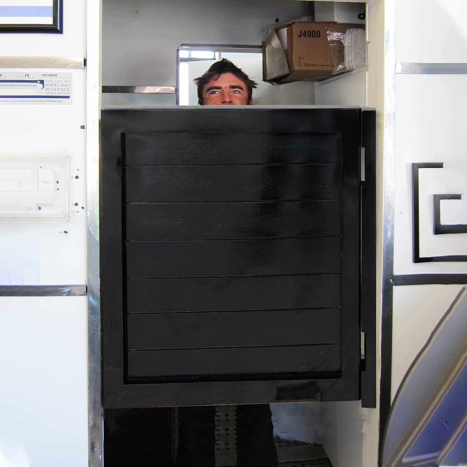 Porte battante rectangulaire pour couloir et salon contemporain