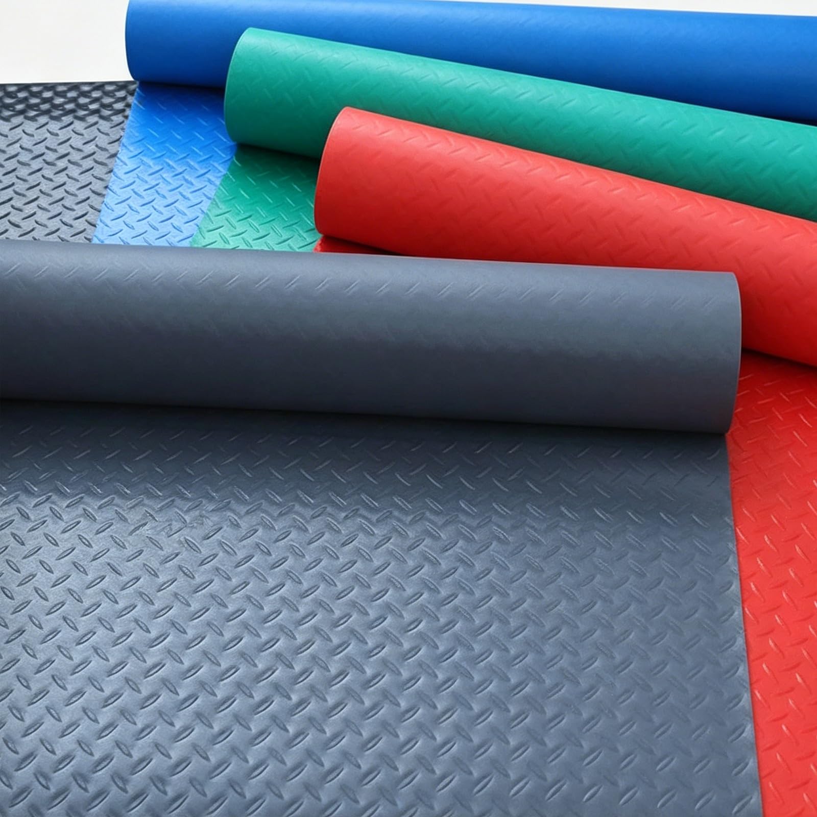 Rouleau de revêtement de sol vert pour organiser un garage propre et protéger la remorque