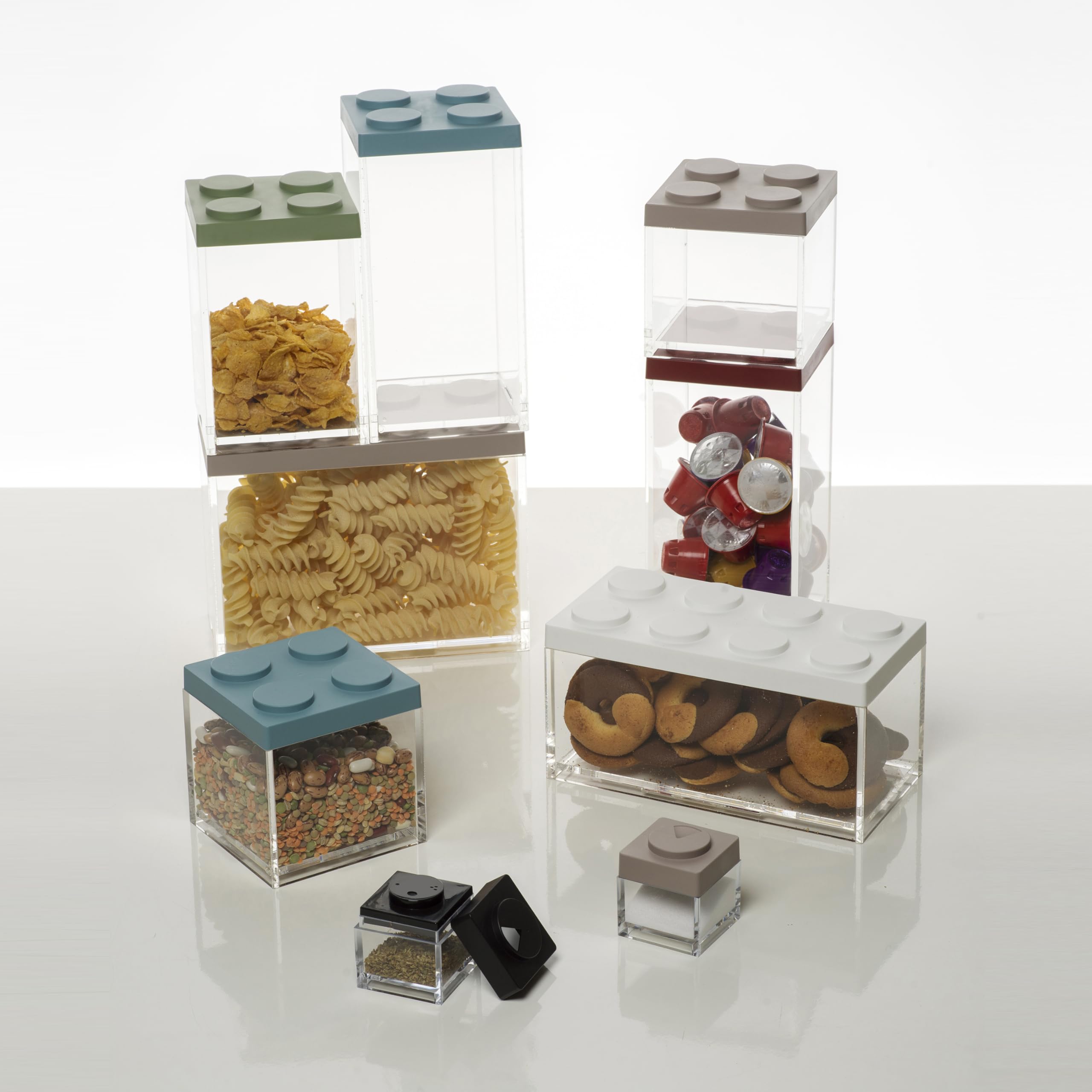 OMADA Set 4 Portaspezie + 3 Contenitori per Alimenti, Coperchio Mattoncino | Set Misto di 3 Contenitori Trasparenti Impilabili e 4 Porta Spezie, Collezione Brickstore