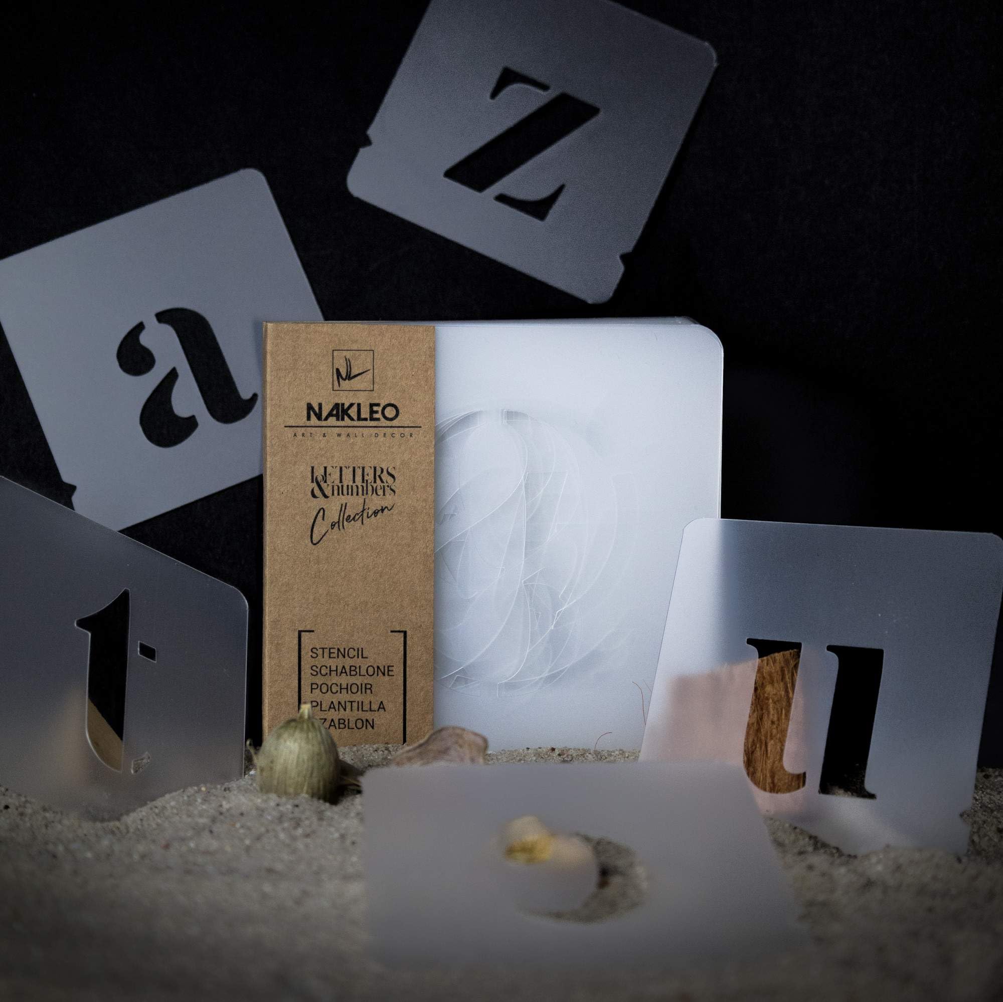 NAKLEO Szablony Malarski do Malowania Alfabet, Zestaw 42 Sztuk, 25 cm Litery & Cyfry Times Roman Małe Font, Czcionka Wielorazowy Plastik, Rysowanie Wzór Rękodzieło, DIY Dekoracje Papier Ściany Drewno