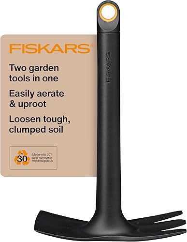 Fiskars Azada cultivadora ecológica con diseño de doble función, hoja cónica, dientes de cultivador, mango ergonómico y construcción resistente a