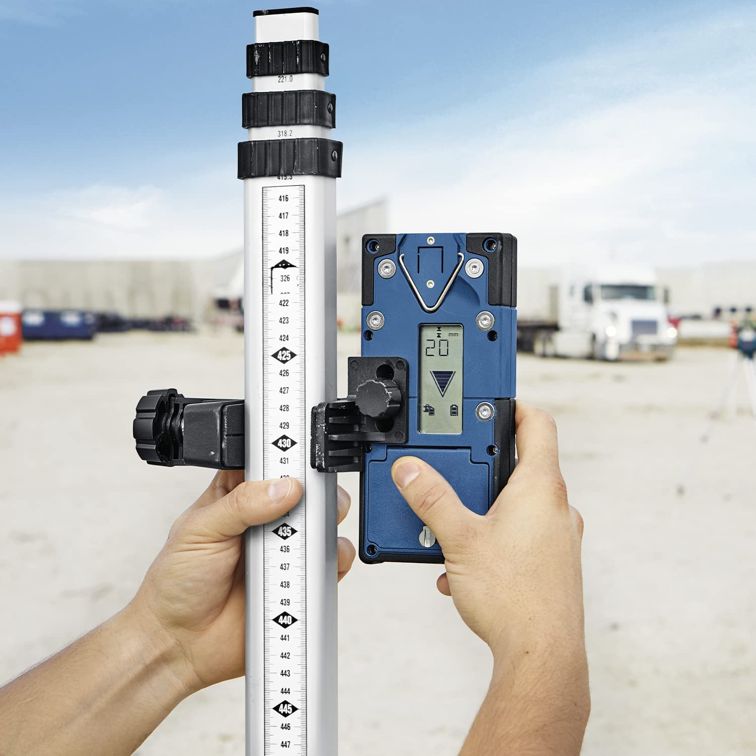 Bosch Professional cellule de réception LR 65 G (support de fixation RB 60, 2 piles AA, portée : jusqu’à 325 m (rayon), idéale pour laser rotatif GRL 650 CHVG)