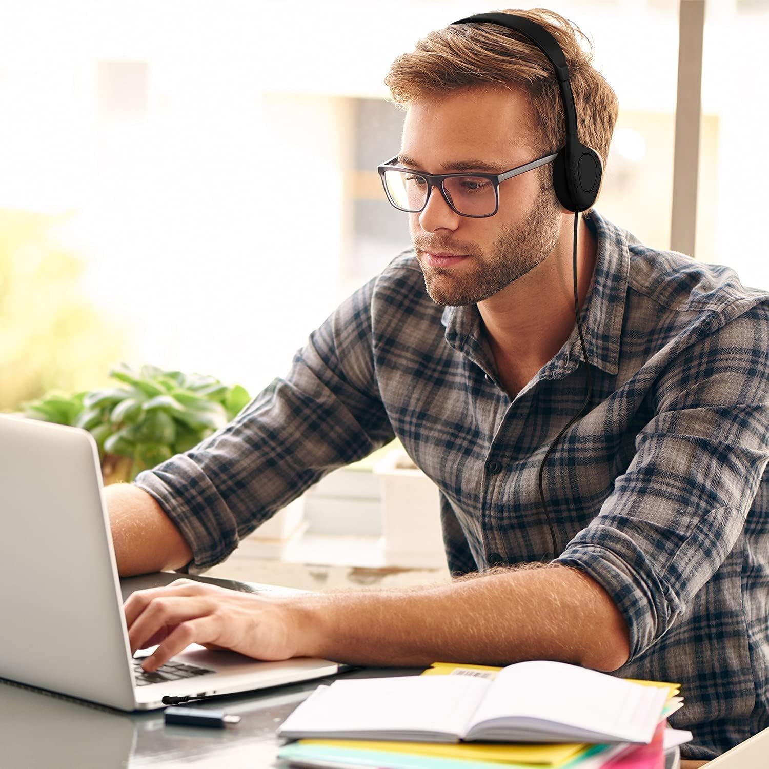 Maeline Bulk Headphones with 3.5 mm Headphone Plug - 40 Pack - Black