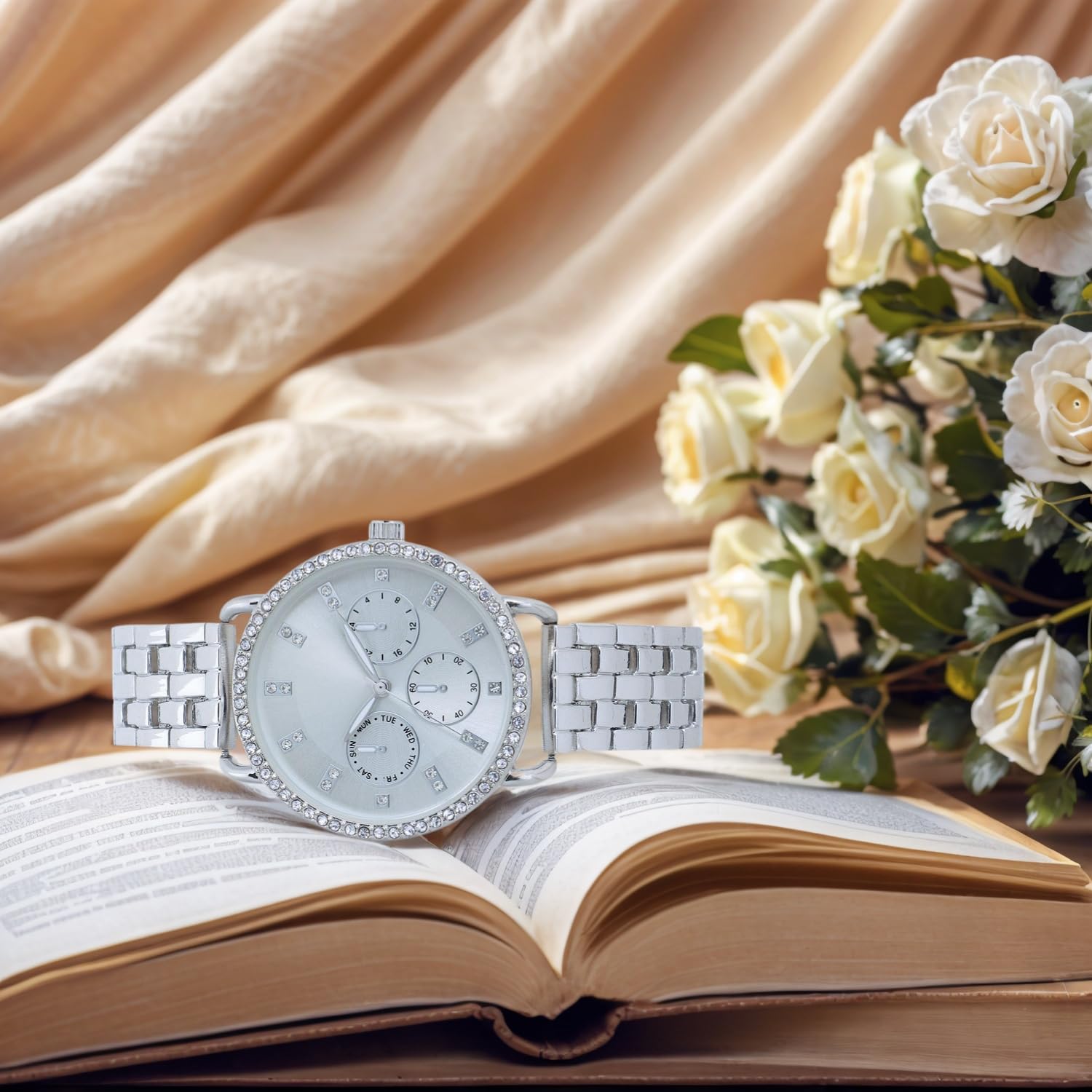 COMTEX Orologio da donna in argento con finto quadrante decorativo a tre occhi ed elegante cinturino in tessuto al quarzo, Argento, Moderno