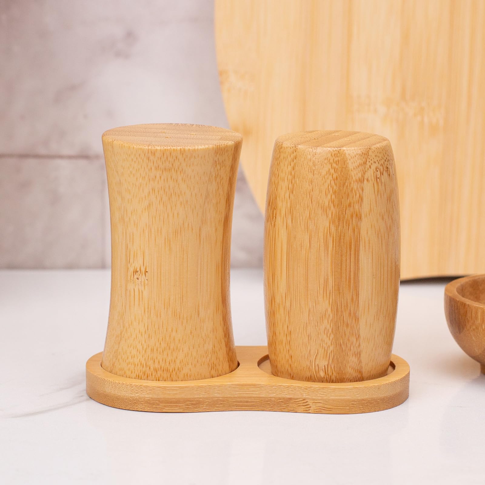 Juego de saleros y pimenteros, pequeños saleros de bambú con estante base para cocina, camping, barbacoa, granja, estilo rústico para decoración de mesa de comedor, diseño único, 1 onza, juego