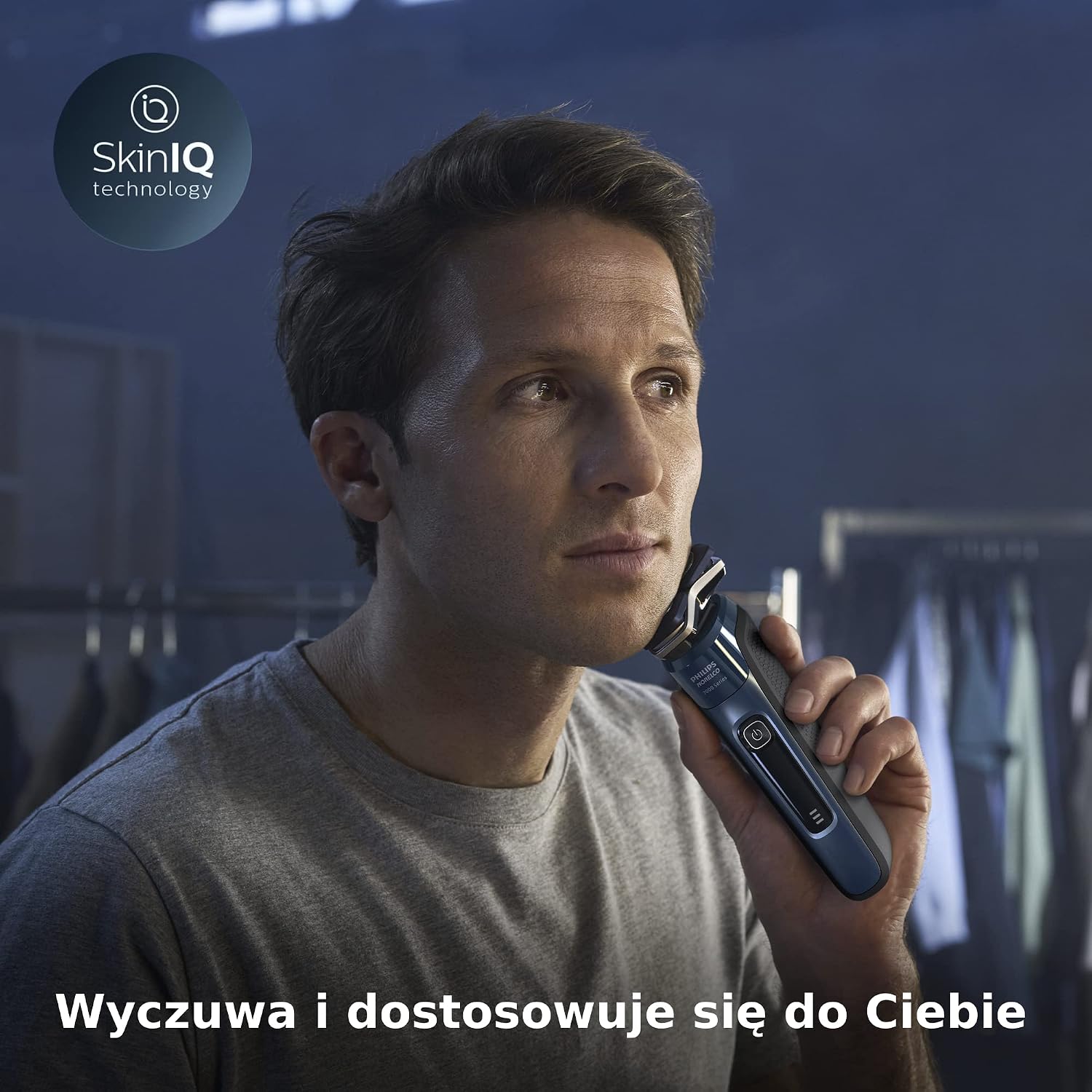 Golarka elektryczna Philips Series 7000 do golenia na mokro i na sucho z technologią SkinIQ zintegrowanym trymerem podkładką ładującą etui podróżnym wkładem Quick Clean Model S7886 55