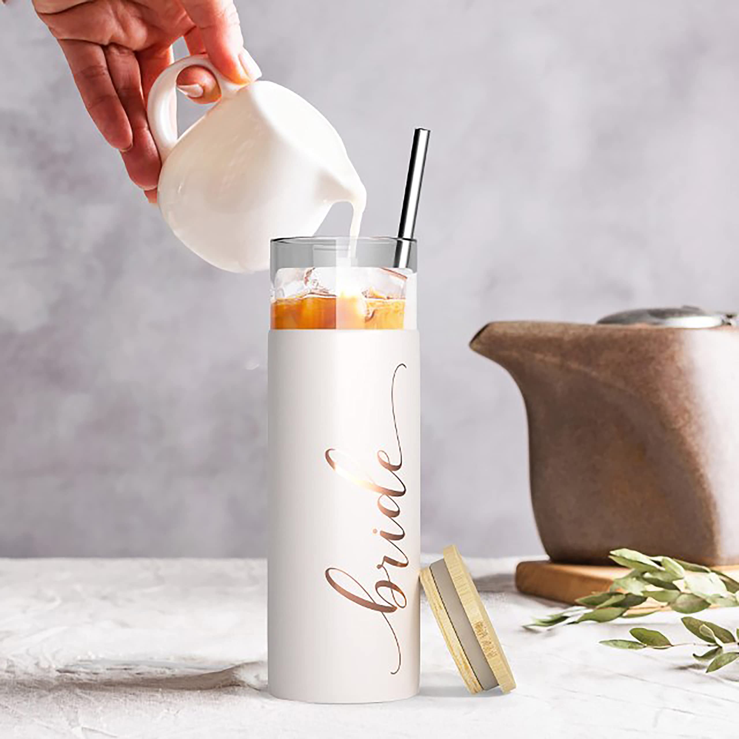 Kubek do kawy mrożonej Bride to Be z bambusowymi pokrywkami i słomkami, 590 ml i kubek do kawy mrożonej | prezenty dla druhny, wieczór panieński, artykuły na wieczór panieński i plemię panny młodej -