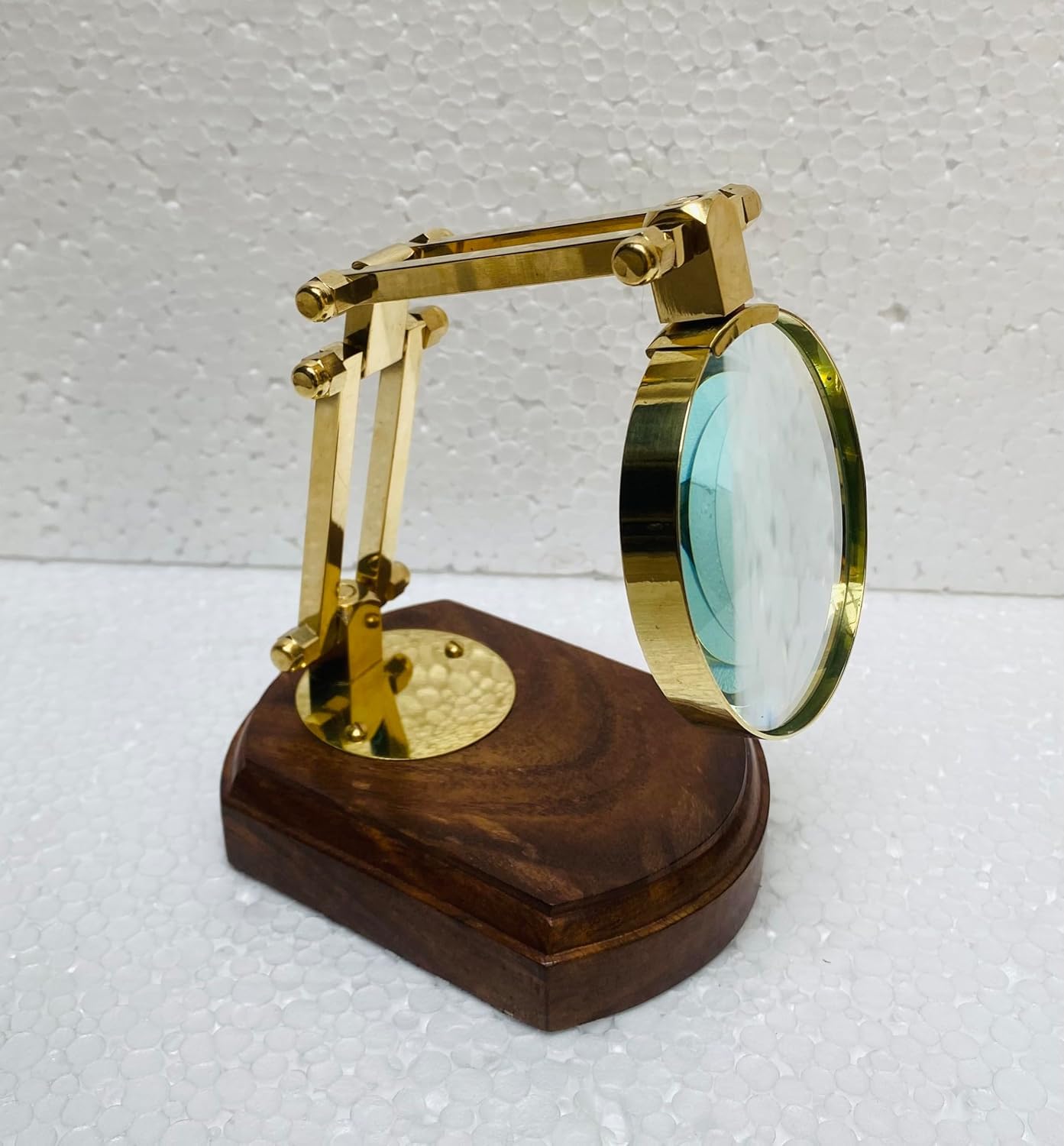Loupe de bureau avec socle bois pour lire les cartes et étudier les documents anciens
