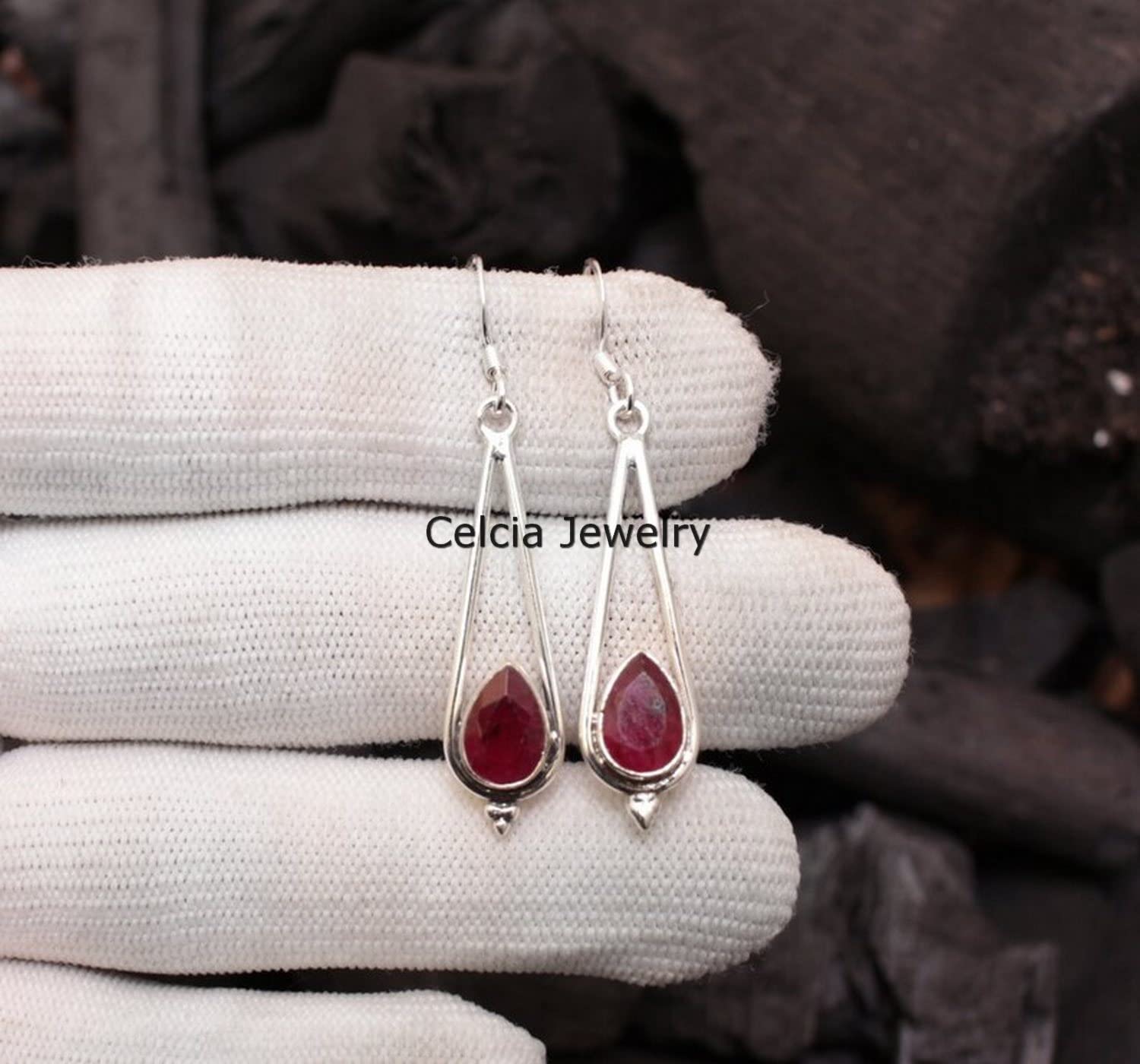Pendientes colgantes de plata de ley 925 maciza para mujer, pendientes de piedra natal de julio hechos a mano únicos con piedra preciosa de pera facetada de rubí genuino