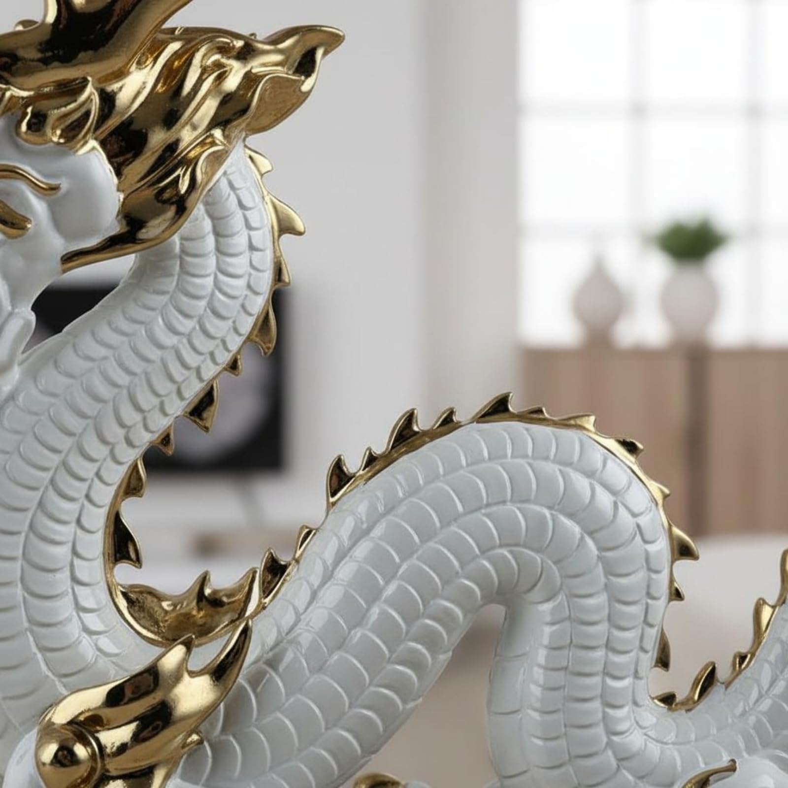 Elektroplattierte Drachenfigur Goldfarben Resin-Drache Sammlerstück Goldene Drachenstatue für Laden, Büro, Weißgold
