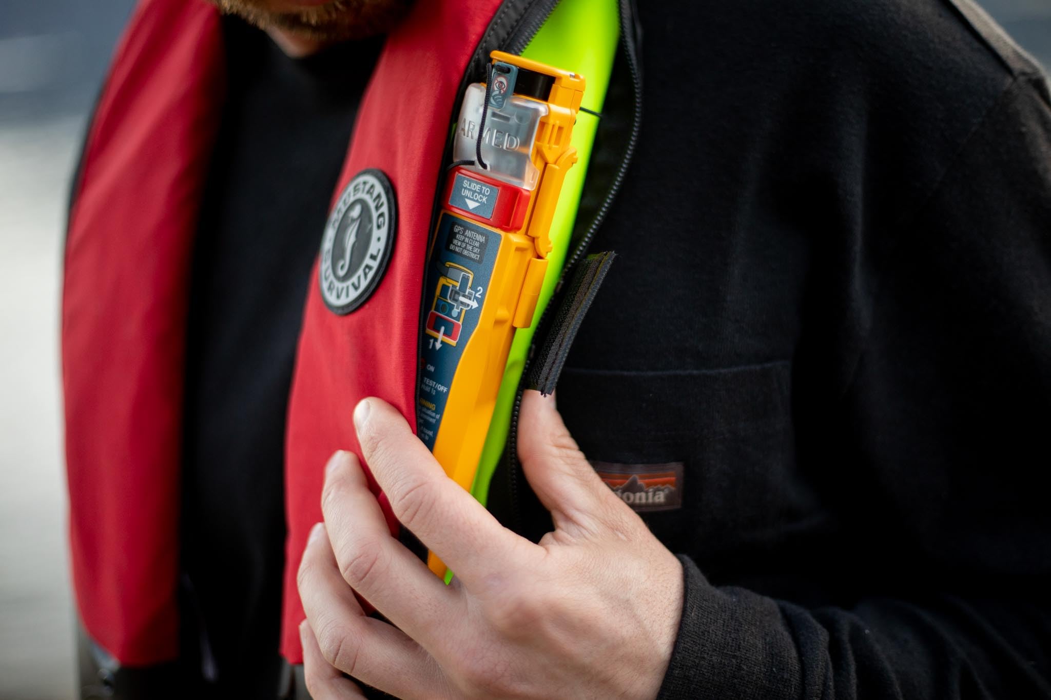 Ocean Signal rescueME PLB3 Segelsicherheitsset mit Haltesack, Signalspiegel, Pfeife und Survival-Ausrüstung – Global Distress Survival Bundle für Offshore-Segeln & Bootfahren