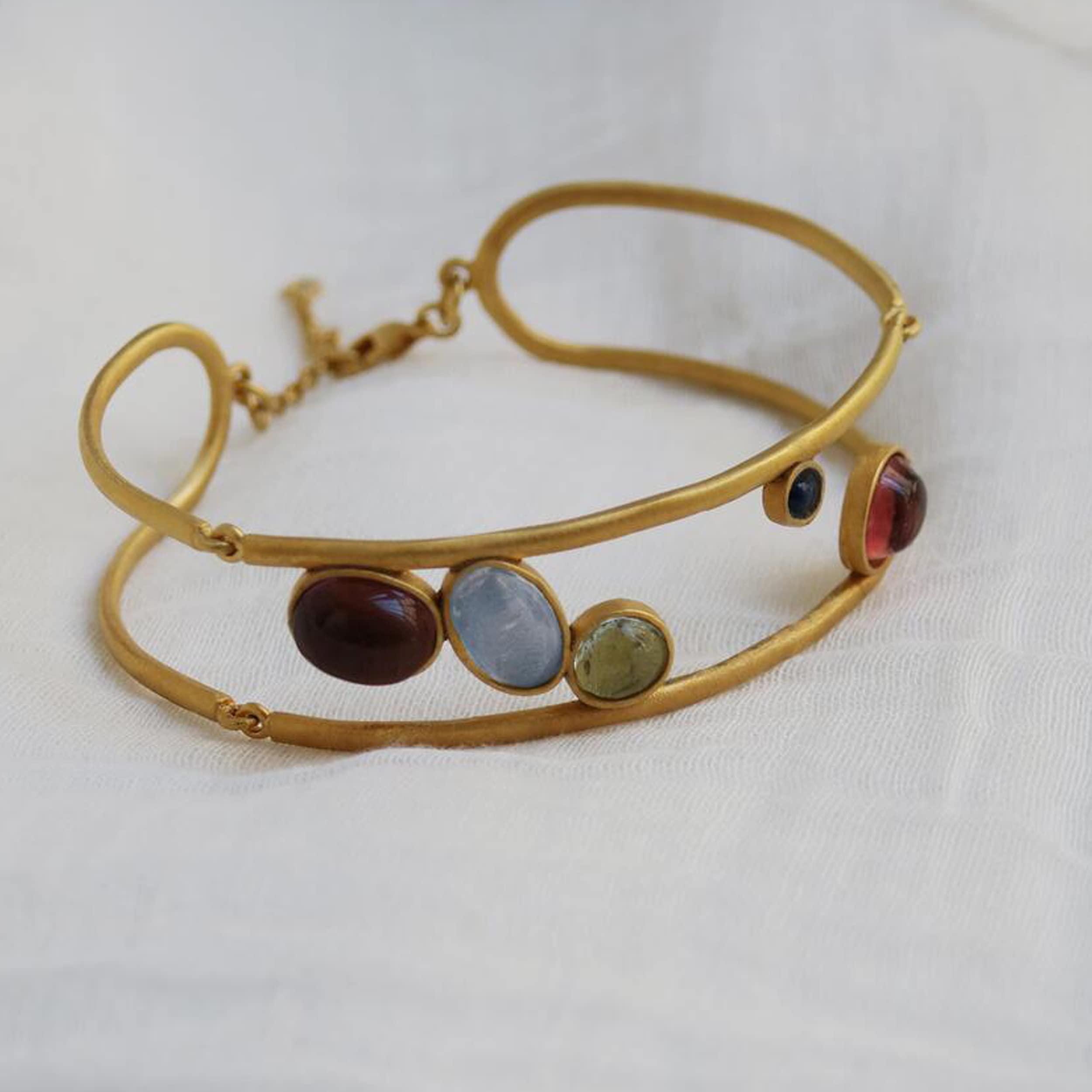 JOI D'ART PULSERA DORADA ALEGRIA | Diseñado por Carme Fàbregas | Colección Alegria | Con cierre con cadena y mosquetón