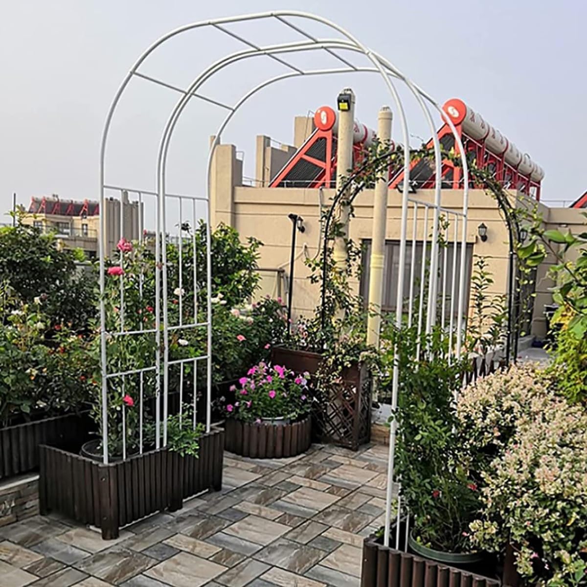 Arco de jardín de metal negro para decorar caminos y crear un hermoso cenador de rosas exterior