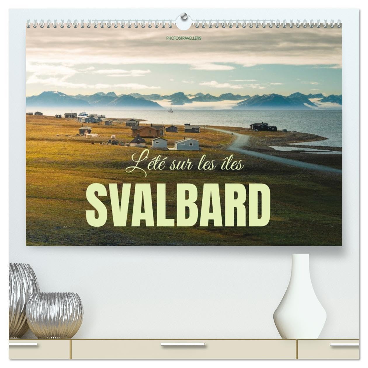 L'été sur les îles Svalbard (Calendrier mural 2026 DIN A2 vertical) calendrier de bureau: Glaciers, mousse et maisons colorées