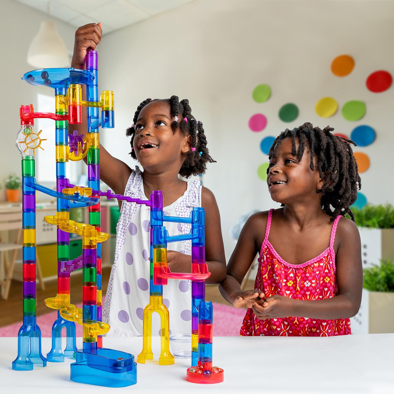 National Geographic Glow-in-the-Dark Marble Run dla dzieci, 50-częściowy zestaw konstrukcyjny ze świecącymi kulkami, światłem UV, torbą do przechowywania i przewodnikiem po fizyce