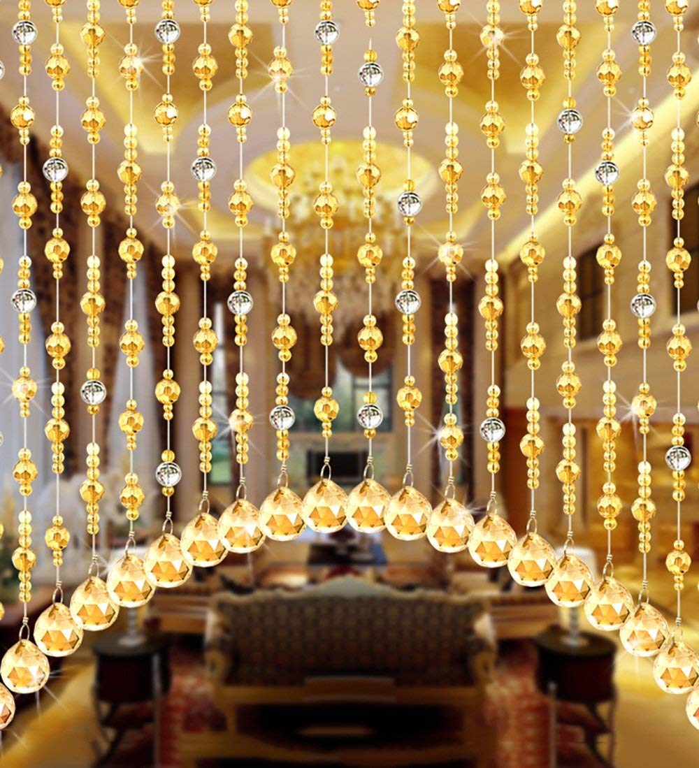 Rideau de perles ambre pour sublimer l'ambiance du salon